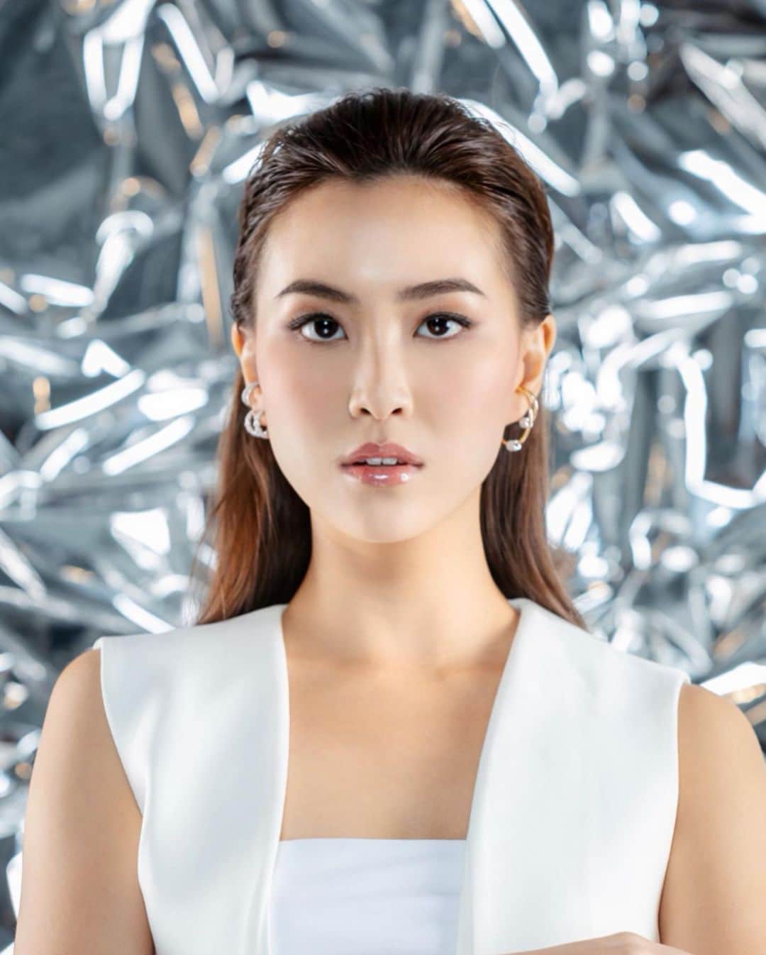 ソニアのインスタグラム：「Let's be real - I definitely did NOT wake up like this 🤣 It takes work and effort to have yourself looking put together all the time - so why not let your skincare work hard for you too! @kbright_global does just that. . With this new generation of innovative brightening products, I wake up with brighter, more flawless skin every morning. Join the #kbrightsquad today for that glow ✨  #beautyworthworkingfor #kbright #ad」