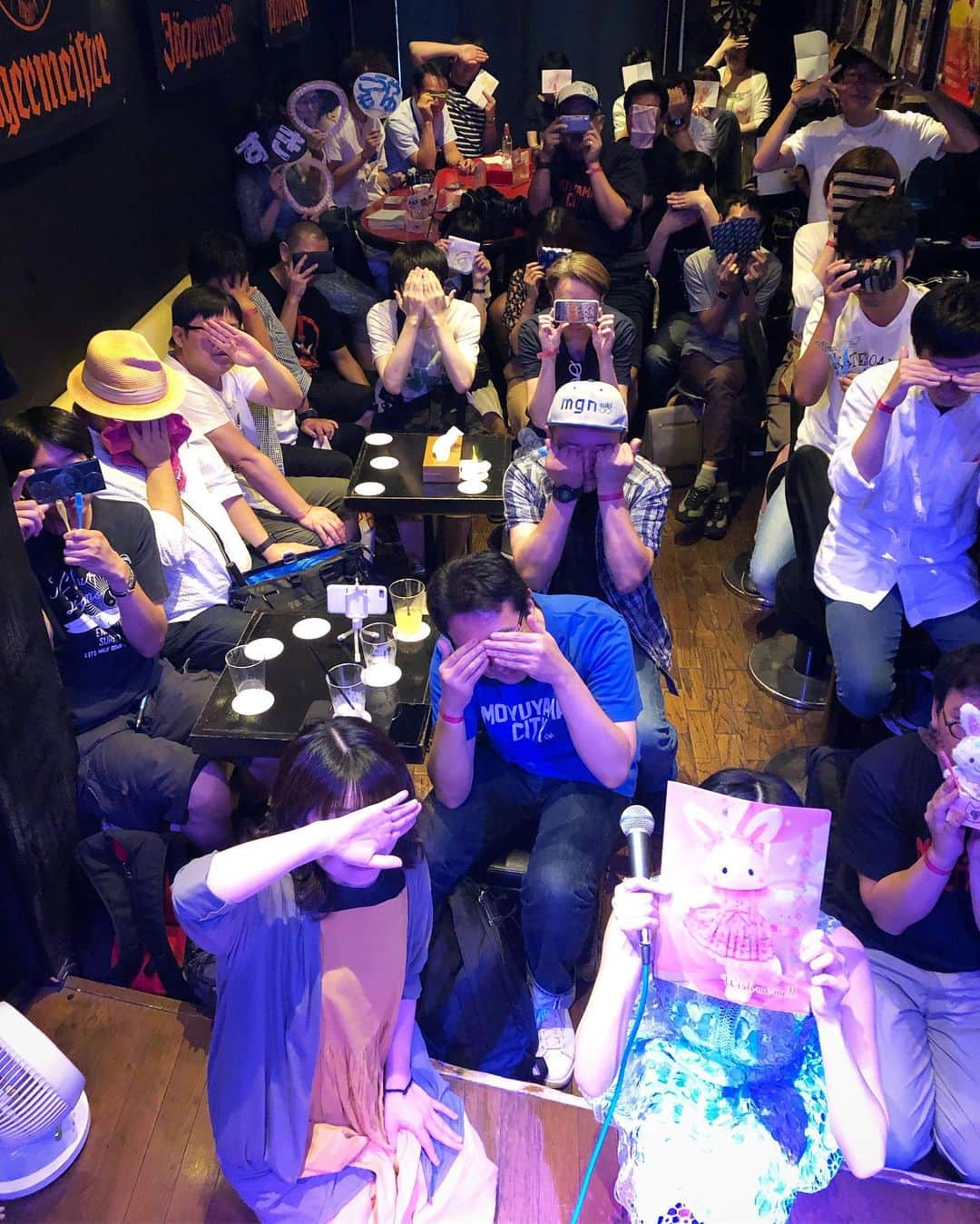 こうやもゆさんのインスタグラム写真 - (こうやもゆInstagram)「2019.8.25(日)  #30歳記念のもゆ山ライブ . セットリスト前半 1.○○ワルツ 2.忙しい人 3.ふたりになれたら 4.だけど僕には 5.夕暮れと帰り道 6.片付けもの 7.その一日 8.これが夢 . 後半 1.夕立予報 2.だから聞かせて 3.わたしの部屋 4.お風呂でアイス オケver. 5.特別なあなたに会えるなら オケver. 6.ゆめにみているね。 7.約束のかたち . オリジナル曲全曲披露＋SATTYさんが作ってくれたオケver.のお風呂でアイス初公開でした！ . 8/25はわたしのライブに初参加の方が6人いました！ 1年ぶりの方、2年ぶりの方、遠征してくれた方、忙しい中駆けつけてくれた方、本当にありがとうございました。 足を運んでくださった総勢34名様に見守られながら、30歳最初のライブを楽しく終えることができました。 (狭い思いをした方、ちょっとステージが見にくかった方すみません。) . 次回ワンマンライブは10/20に決まりました！同じく上北沢にて、午後やります。そして、なんと無料だーーー！ 無料のアコースティックライブは初めてなのです。 ぜひ予定をあけておいてください！ . ところで。 集合写真2枚目はね、ニヤァ…って顔して！ってみんなにリクエストして撮ったやつなんだけど、ニヤァがうますぎる人がいるね？👌」8月26日 21時03分 - 1001moyu