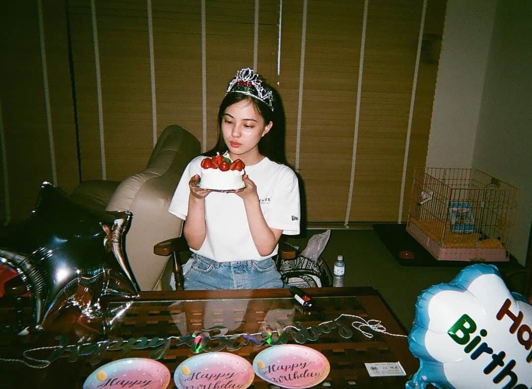 新関碧のインスタグラム：「夏休み🥇の思い出 ・ 伊豆旅行で撮った写真を小出しにしてるんだけど、 友達が2ヶ月越しで誕生日サプライズしてくれたの時の🤩 ほんっとに幸せでした。ありがとう。 あ、私の誕生日は６月です笑」