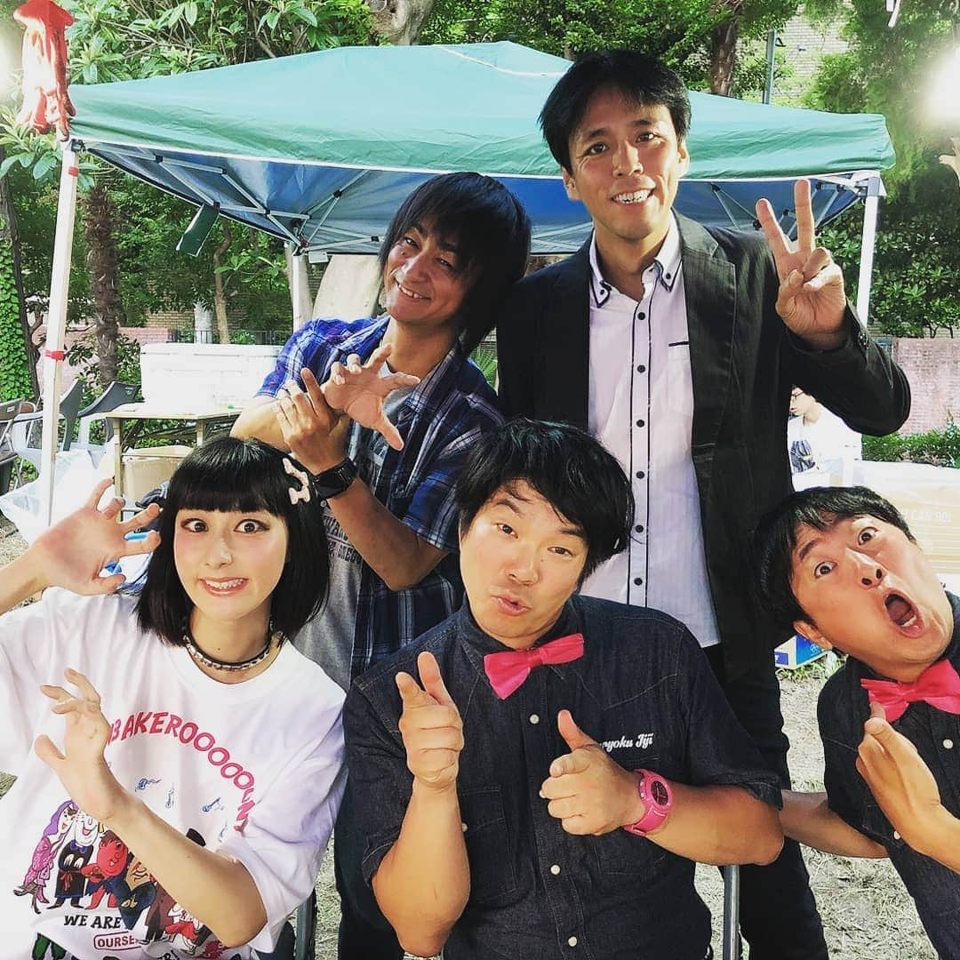 藤井ペイジさんのインスタグラム写真 - (藤井ペイジInstagram)「昨日は「松戸ラストサマーフェス＆盆踊り」でお笑いステージ。僕は鳥居さんと。あと全力じじぃとじＧたかし。 元気な子供たちに引っ張られ、どえらい熱気でした。ありがとう松戸。 ２枚目は楽屋に差し入れられた、予想の倍の長さだったフランクフルト。そして「写真撮るから！」と鳥居ちゃんに言われてキープしてたら白い座布団に落としちゃったケチャップ #松戸ラストサマーフェス #鳥居みゆき #Ｇたかし #全力じじぃ #藤井ペイジ #フランクフルト」8月26日 21時06分 - fujii_page