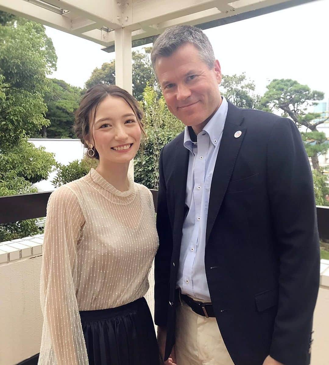 のインスタグラム：「先日、映画館へ行こうのためにフィンランド大使館でインタビューしてきました✨ マルクスさんと📸 来月号お楽しみに！... 大使館の中にサウナがあるとか🙊… . . . #movie #finland #embassy #documentary #Miestenvuoro #steamoflife #JoonasBerghäll #サ活 #サウナー #ドキュメンタリー #インタビュー #サウナがあるところ #映画 #映画館へ行こう」