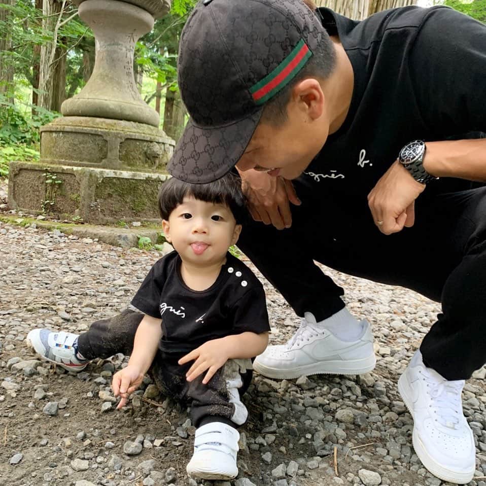 のインスタグラム：「神社でその顔👅やめて。」