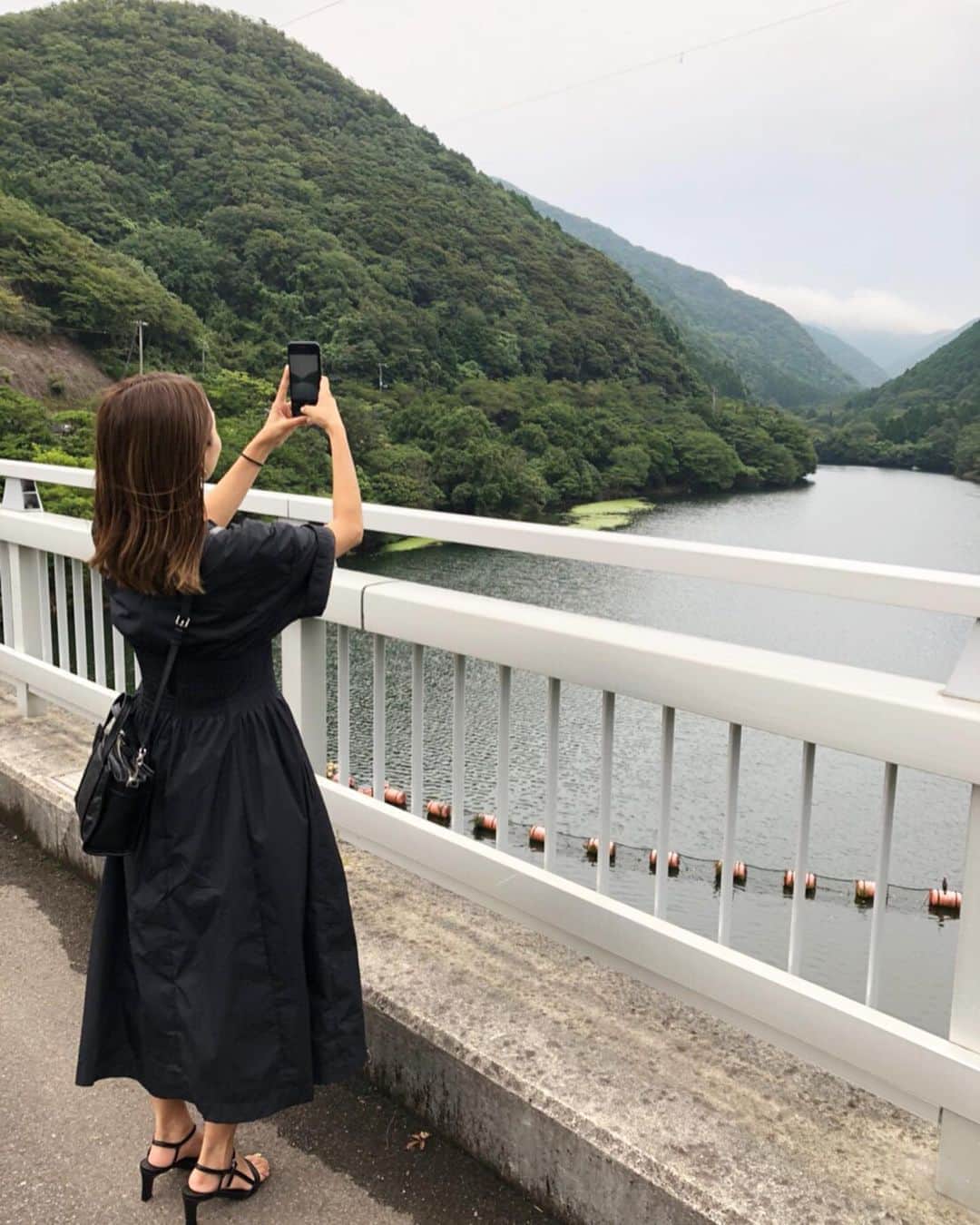 かんだまさんのインスタグラム写真 - (かんだまInstagram)「海にダムにオニオンバーガー🍔 西日本の人は淡路島結構行くのかな？私初めて行ったけど淡路島素敵！！オニオン甘うま🤤 天気が残念だったけど。（ほぼ雨）」8月26日 21時08分 - koike_weekend