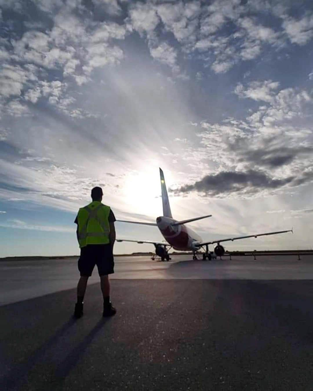 AIR CANADAさんのインスタグラム写真 - (AIR CANADAInstagram)「What do you think of the view from our Station Attendant Dean’s office in Calgary? Your office might not have an #Airbus319, but whatever your Monday looks like, we're proud to be working hard to get you soaring into the week. ☀️☕️#mondaymotivation #YYC . . Que pensez-vous de la vue du « bureau » de notre préposé d’escale Dean, à Calgary? Vous n’avez peut-être pas une vue sur un #Airbus319 mais, quels que soient vos plans en ce lundi, nous sommes fiers de travailler fort à vous aider à prendre votre envol.」8月26日 21時08分 - aircanada