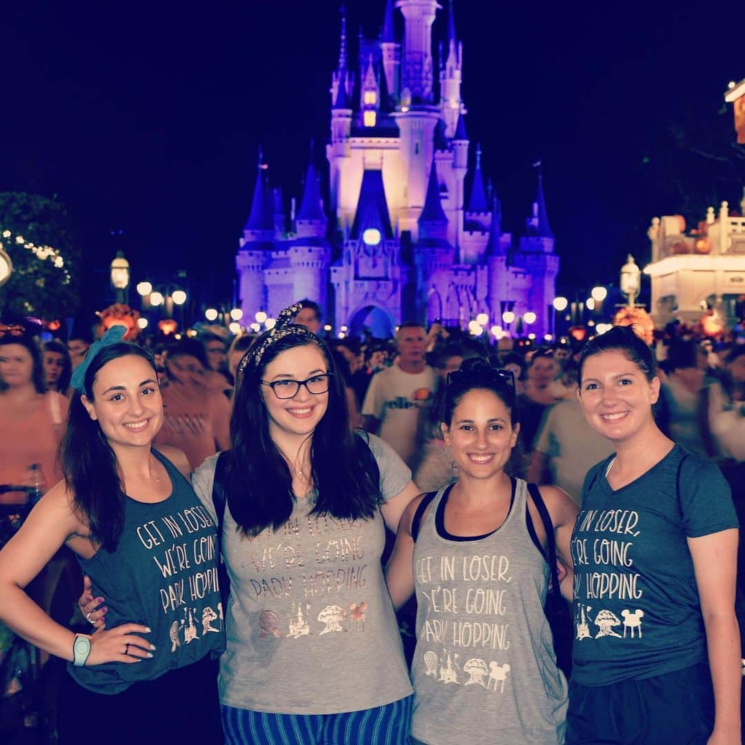 アナスタシア・カヌーシオのインスタグラム：「Day one was so fetch 💁🏻‍♀️#disneyworld  #magickingdom」