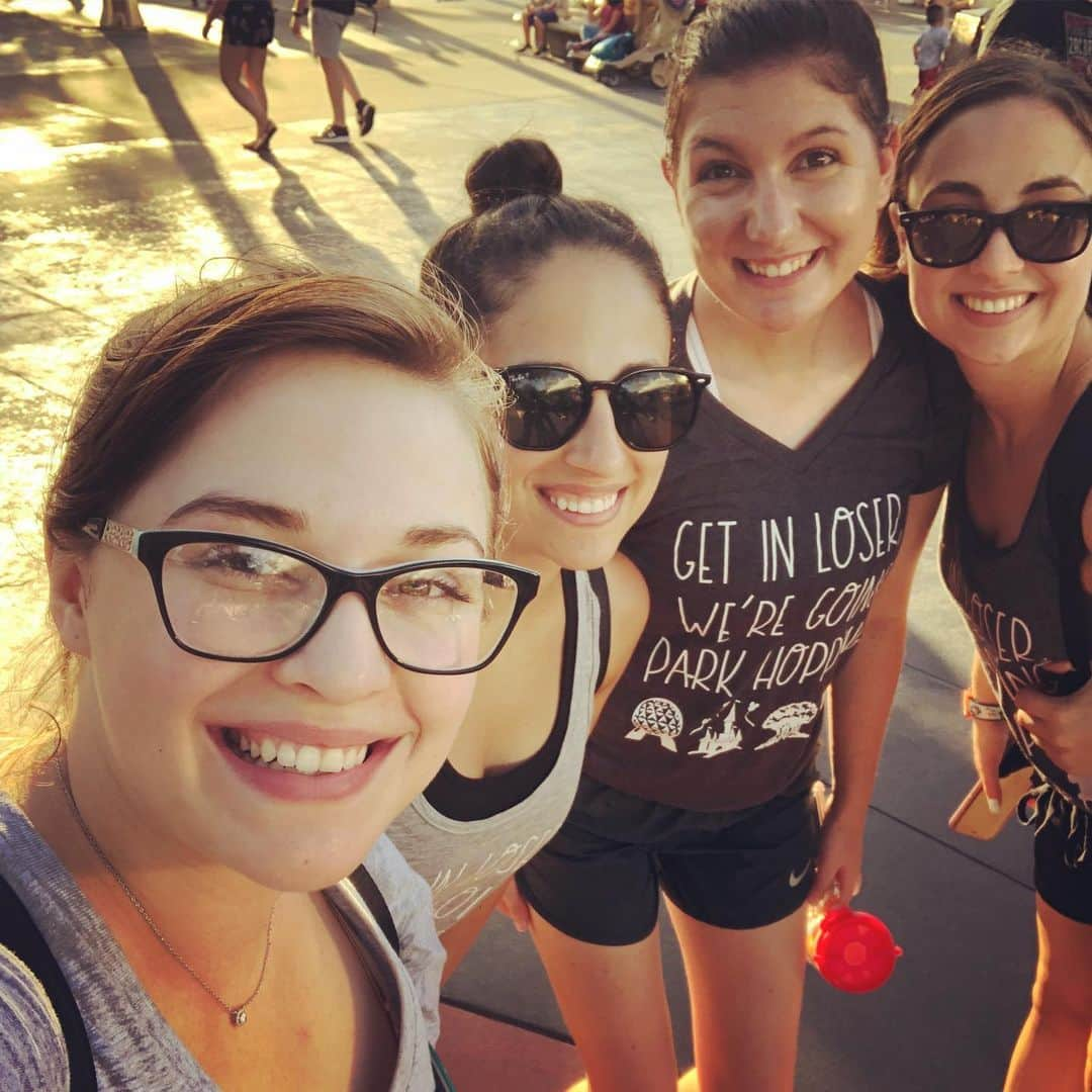 アナスタシア・カヌーシオさんのインスタグラム写真 - (アナスタシア・カヌーシオInstagram)「Day one was so fetch 💁🏻‍♀️#disneyworld  #magickingdom」8月26日 21時19分 - stasiarose