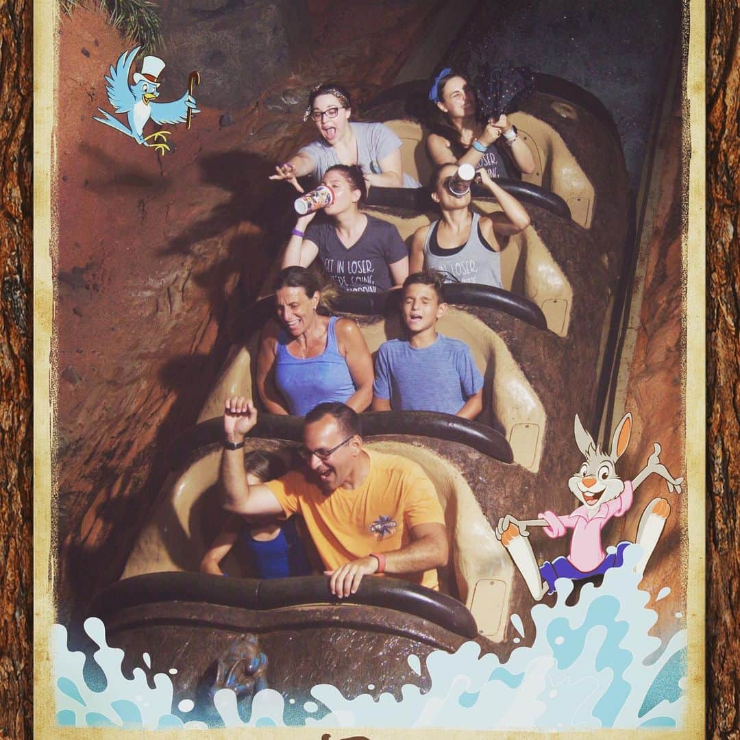 アナスタシア・カヌーシオさんのインスタグラム写真 - (アナスタシア・カヌーシオInstagram)「Day one was so fetch 💁🏻‍♀️#disneyworld  #magickingdom」8月26日 21時19分 - stasiarose