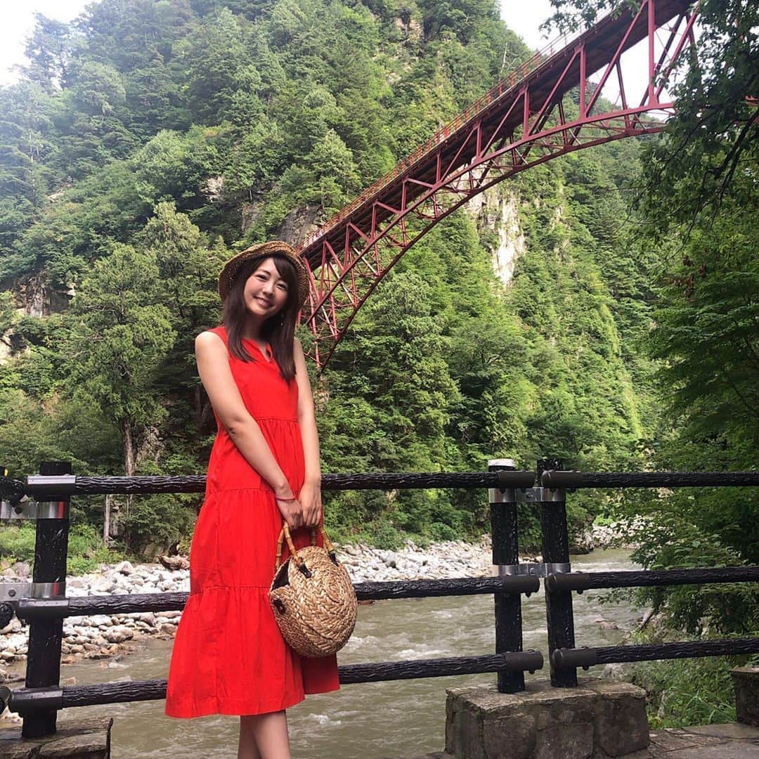 うえむらちかのインスタグラム：「#欅平 にある﻿ #奥鐘橋 の下に流れる #黒部川 に降りてみました﻿ ﻿ マイナスイオン抜群👍﻿ ﻿ そして欅平駅屋上の展望台から見える奥鐘橋もまた違った風情があり素敵でした🌉﻿ ﻿ ﻿ 富山旅行を締めくくる﻿ 最後に一句﻿ ﻿ 奥鐘橋﻿ 上から見るか、下から見るか🎆﻿ ﻿ ﻿ 最後までご覧いただき﻿ ありがとうございました‼️🏃‍♀️💨﻿ ﻿ 富山旅行に行かれる際は参考にしてみてね😉✨﻿ ﻿ ﻿ #富山 #富山旅行 #富山旅﻿ #旅 #旅女 #タビジョ﻿ #旅スタグラマー﻿ #黒部峡谷鉄道 #鉄道﻿ #黒部峡谷 #トロッコ﻿ #TOYAMA #夏休み #ちか旅」