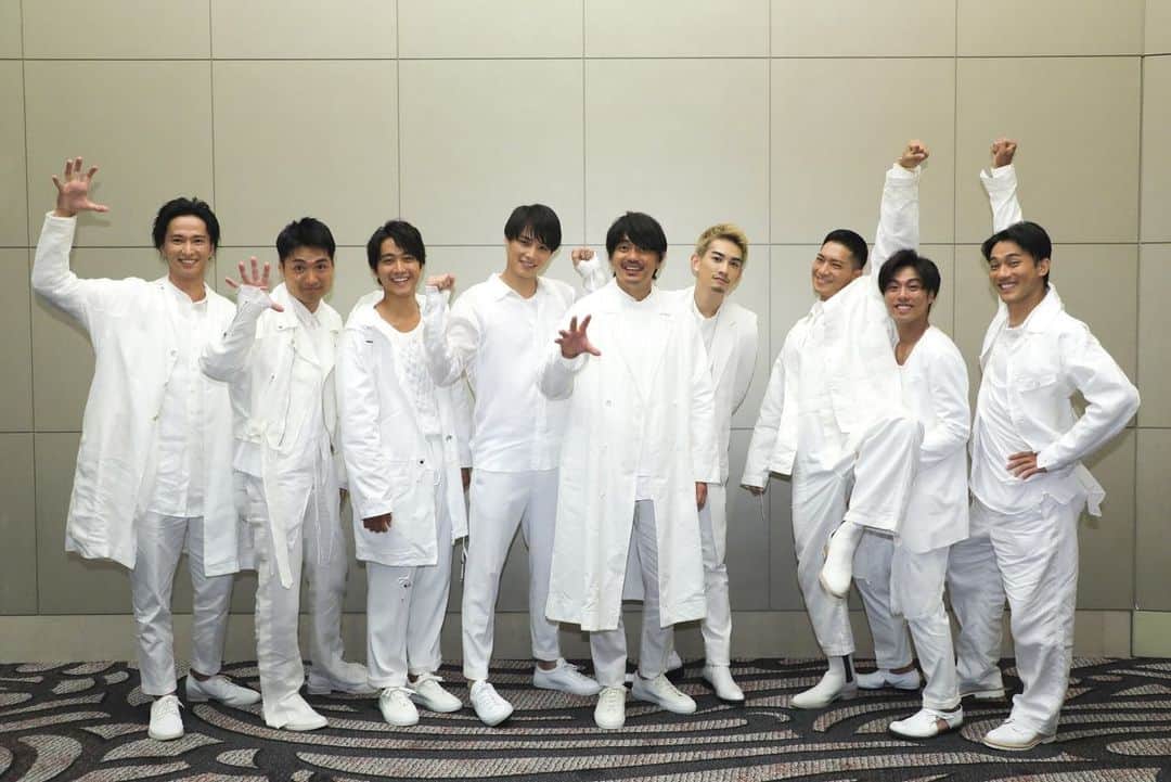 秋山真太郎さんのインスタグラム写真 - (秋山真太郎Instagram)「劇団EXILE・総出演舞台 「勇者のために鐘は鳴る」 発表させて頂きました✨  初の９人での舞台。 そして、大阪でも公演させて頂きます！  全員がプロデュースを務め、節目の年に皆様に楽しんで頂ける最高な舞台にしたいと思います😊🏃‍♂️ 【あらすじ】 気がつくとゲームの中の世界に入っていた9人の男達。 元の世界に戻ろうと、勇者になってモンスターを倒しながらゴールを目指す。 現実ではそれぞれ悩みを抱えていた彼らだったが、冒険の中で大切な事に気づいていく…。 そしていよいよゴールが目前に迫った時、まさかの事実が判明！ 9人の運命は大きく揺れ動いてしまう。 【公演期間】 [東京]2020/1/24(金)～2/2(日) [大阪]2020/2/13(木)～２/16(日) [東京公演] 1/24(金) 19:00 1/25(土) 13:00/18:00 1/26(日) 13:00/18:00 1/27(月) 休演日 1/28(火) 14:00/19:00 1/29(水) 19:00 1/30(木) 14:00/19:00 1/31(金) 19:00 2/1(土) 13:00/18:00 2/2(日) 13:00/18:00 [大阪公演] 2/13(木) 19:00 2/14(金) 19:00 2/15(土) 13:00/18:00 2/16(日) 13:00/18:00 【劇場】 [東京]TBS赤坂ACTシアター [大阪]梅田芸術劇場メインホール 【原案プロデュース】 劇団EXILE 【脚本】 畑 雅文 【演出】 川本 成(時速246億) 【演出補】 冨田昌則 【出演】 [劇団EXILE] 青柳翔　秋山真太郎　小澤雄太　鈴木伸之　町田啓太　小野塚勇人　SWAY　八木将康　佐藤寛太 【ゼネラルプロデューサー】 EXILE HIRO 【主催】 LDH JAPAN／ネルケプランニング 【チケット料金】 S席　9,500円（前売・当日共／全席指定／税込） A席　7,500円（前売・当日共／全席指定／税込） ※未就学児入場不可  #劇団EXILE#勇者のために鐘は鳴る#赤坂ACTシアター#梅田芸術劇場#actor#theatricalcompany#stage」8月26日 21時13分 - shintaro_akiyama_official