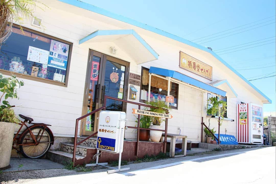 HereNowさんのインスタグラム写真 - (HereNowInstagram)「Tsurukamedo Zenzai serves fluffy kakigori in locally-made ceramics and glassware. こだわりのかき氷を、焼き物や琉球ガラスでいただける贅沢な沖縄ぜんざい屋 Recommended by Michi Kaihata. . . .  #herenowcity #wonderfulplaces #beautifuldestinations #travelholic #travelawesome #traveladdict #igtravel #livefolk #instapassport #optoutside #鶴亀堂ぜんざい #Okinawa #instajapan #japantour #explorejapan #沖縄 #沖縄観光 #沖縄旅行 #오키나와 #오키나와여행 #일본여행 #日本旅遊」8月26日 21時14分 - herenowcity