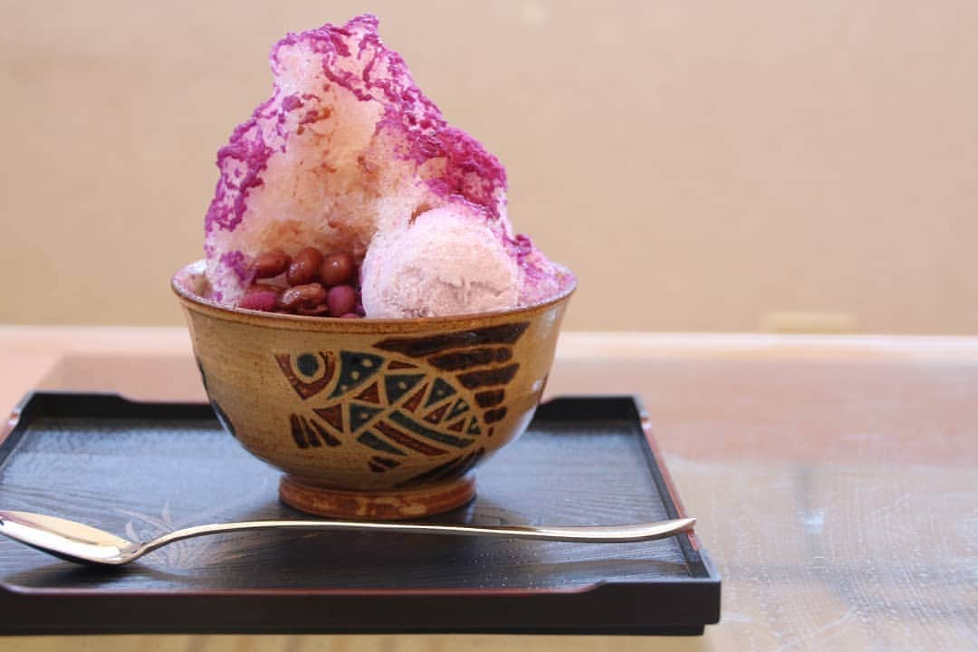 HereNowさんのインスタグラム写真 - (HereNowInstagram)「Tsurukamedo Zenzai serves fluffy kakigori in locally-made ceramics and glassware. こだわりのかき氷を、焼き物や琉球ガラスでいただける贅沢な沖縄ぜんざい屋 Recommended by Michi Kaihata. . . .  #herenowcity #wonderfulplaces #beautifuldestinations #travelholic #travelawesome #traveladdict #igtravel #livefolk #instapassport #optoutside #鶴亀堂ぜんざい #Okinawa #instajapan #japantour #explorejapan #沖縄 #沖縄観光 #沖縄旅行 #오키나와 #오키나와여행 #일본여행 #日本旅遊」8月26日 21時14分 - herenowcity