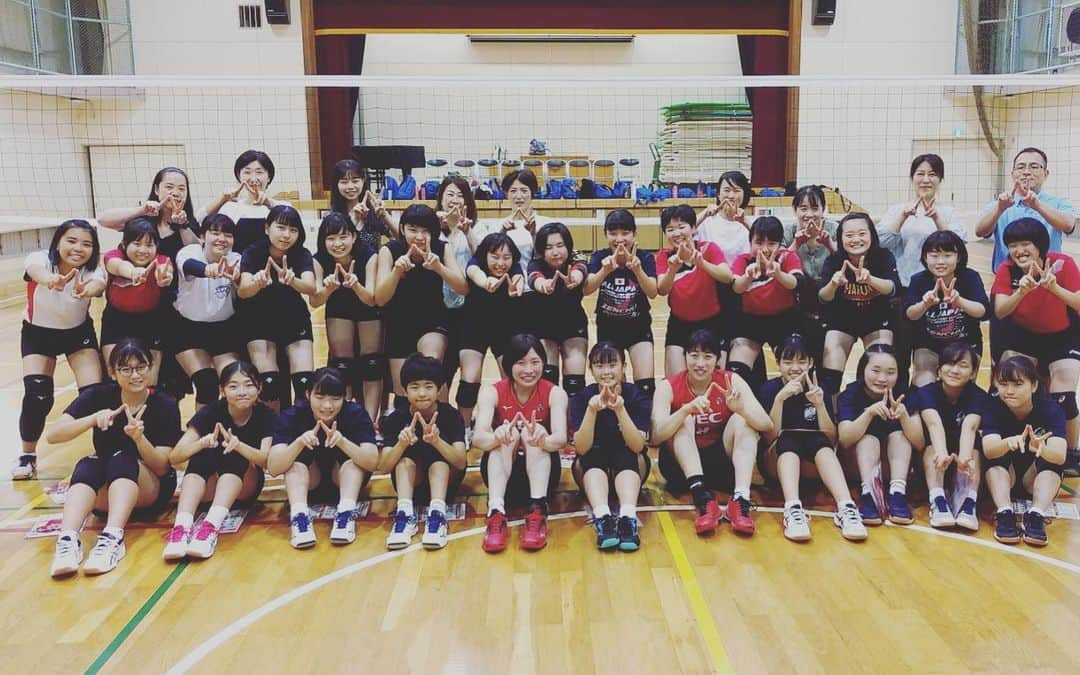 柳田光綺さんのインスタグラム写真 - (柳田光綺Instagram)「* * 深川第四中学校女子バレー部の皆さん、 ありがとうございました！ * #バレーボール教室 #深川第四中学校 * 素直で一生懸命な生徒さんに、 私たちが学ばせて貰いました！ * 最後は皆で#Nポーズ☝️✌️☆ * 🚀❤️」8月26日 21時27分 - yanagita04r