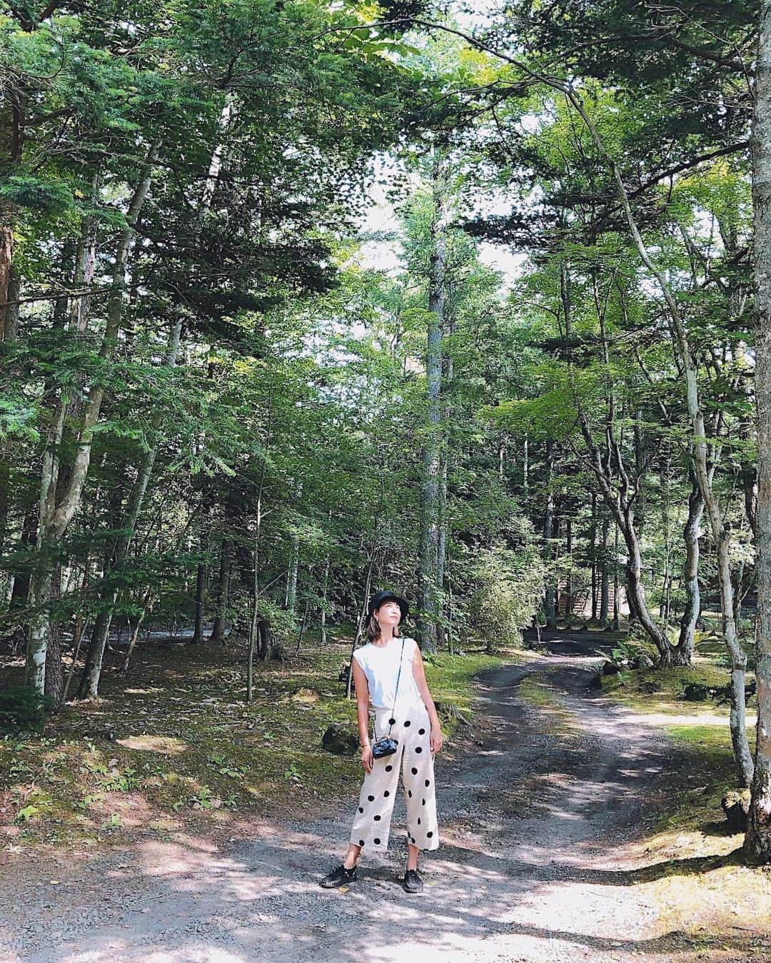 のインスタグラム：「🌲🌳🌲🌳🌲 . 今年の夏も、軽井沢へ行けました♡ . 安らぎの場所🧘🏻‍♀️✨ . #karuizaw #軽井沢 #森林浴 #安らぎの場所」