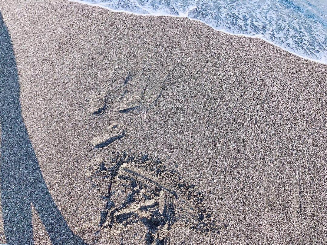 大澤有紗さんのインスタグラム写真 - (大澤有紗Instagram)「スデニウミイキタイ🏖 #三浦海岸 #夏小屋 #海がすき  #砂に文字書きがち #a #へたすぎた笑  #可愛く名前かくつもりだったんだけどな #頭文字で潔くあきらめた #海 #砂浜 #beach #wave  大金持ちになったら海辺に控えめなおうちを買おう🤭🏝ミンナキテネ☀️」8月26日 21時20分 - arisa_osawa_official