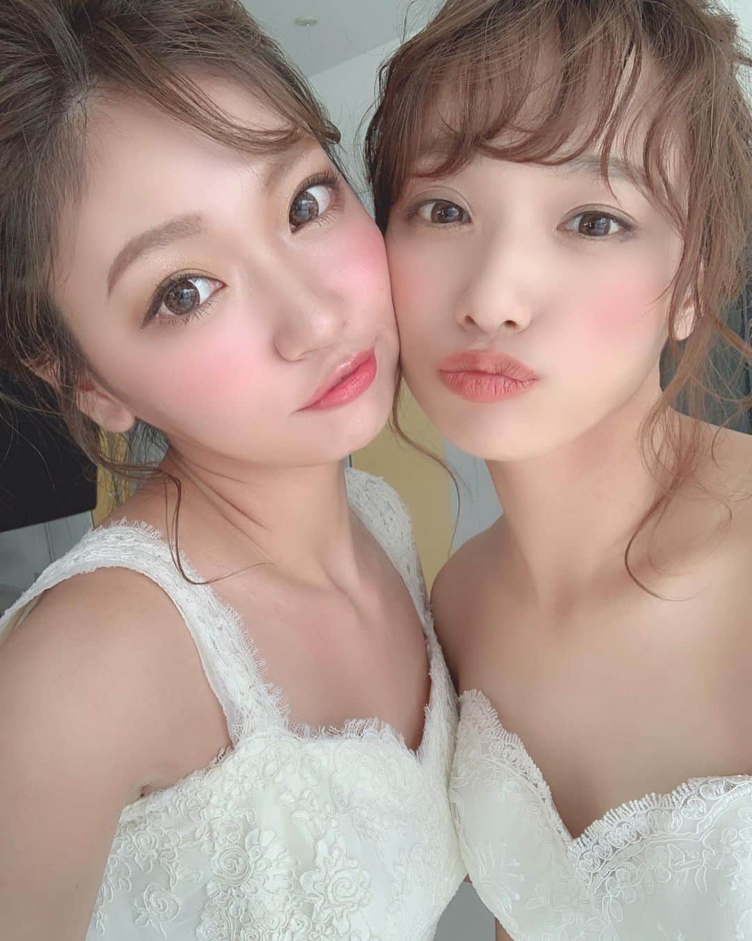 いっちゃん/嶋津 いつみさんのインスタグラム写真 - (いっちゃん/嶋津 いつみInstagram)「. . .  ハツコエンドウさんの撮影で デコ上げヘアで マーメイドラインドレス👗やったから 生意気そうな感じに決めキメ😎✨ww . . . . . からの @mi_kity62 との #ほっぺ姉妹 👩🏼❤️👱🏻‍♀️ . . . . . 撮影でも密着しまくったんやけど なんせ普段から 密着←ぇ。 してるし 違和感なし🤪💕 . . . . . . .  #関西  #関西サロモ  #サロンモデル #サロモ #いっちゃん  #フリーモデル #関西モデル  #あざといっちゃん #かわいっちゃん #いっちゃんコーデ #ブライダルモデル #アレンジモデル #ヘアカラー  #ヘアアレンジ #ootd #撮影依頼受付中 #ドレス  #ウェディングドレス #ハツコエンドウ . . . . . . .  8月9月のお仕事依頼受付中です🧚🏻‍♀️💜 .」8月26日 21時23分 - istumiiiru