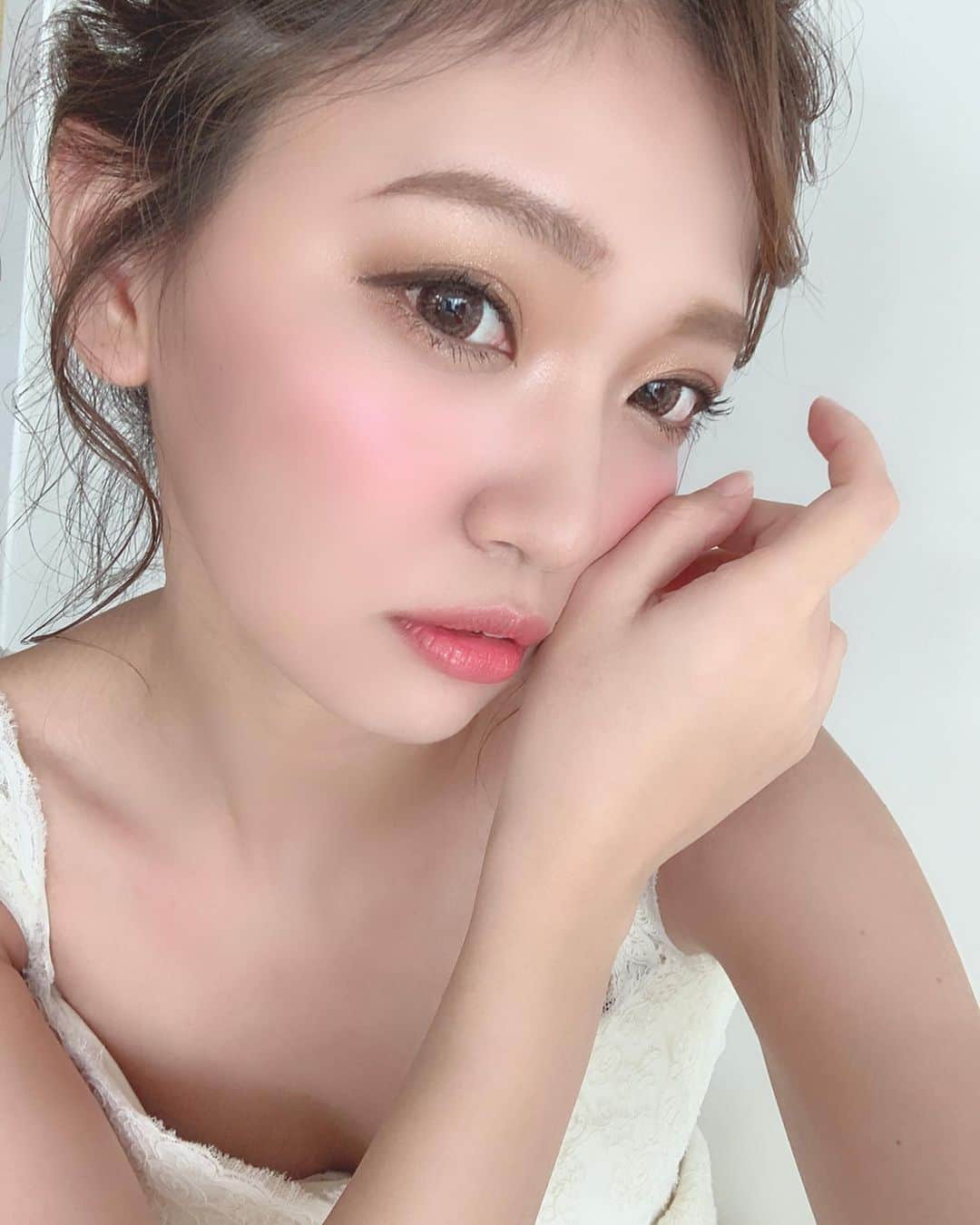 いっちゃん/嶋津 いつみのインスタグラム：「. . .  ハツコエンドウさんの撮影で デコ上げヘアで マーメイドラインドレス👗やったから 生意気そうな感じに決めキメ😎✨ww . . . . . からの @mi_kity62 との #ほっぺ姉妹 👩🏼❤️👱🏻‍♀️ . . . . . 撮影でも密着しまくったんやけど なんせ普段から 密着←ぇ。 してるし 違和感なし🤪💕 . . . . . . .  #関西  #関西サロモ  #サロンモデル #サロモ #いっちゃん  #フリーモデル #関西モデル  #あざといっちゃん #かわいっちゃん #いっちゃんコーデ #ブライダルモデル #アレンジモデル #ヘアカラー  #ヘアアレンジ #ootd #撮影依頼受付中 #ドレス  #ウェディングドレス #ハツコエンドウ . . . . . . .  8月9月のお仕事依頼受付中です🧚🏻‍♀️💜 .」