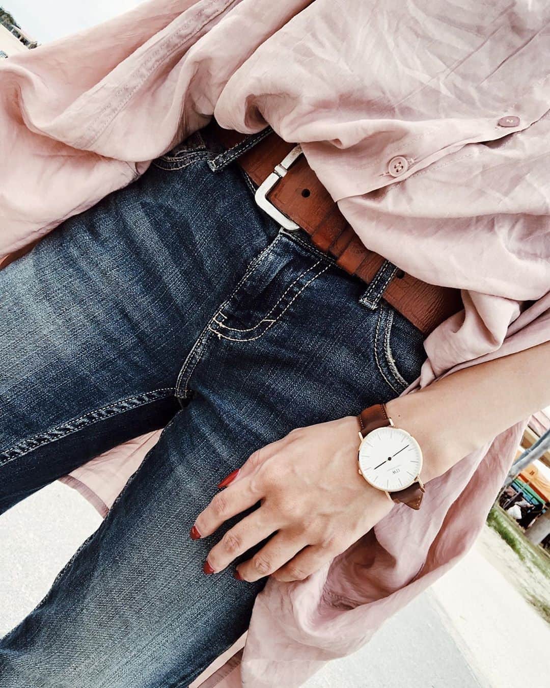 のインスタグラム：「.﻿ ﻿ @danielwellington﻿ ﻿ 革のベルトかわいいなあ。﻿ ﻿ 秋はこのデザインたくさん使おう♪﻿ ﻿ ﻿ #danielwellington #dw #watch﻿ #ダニエルウェリントン #腕時計」