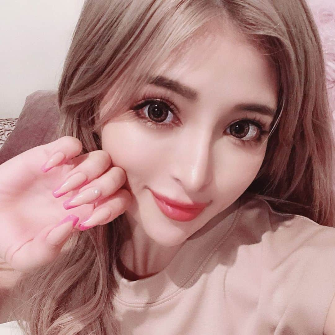 小原優花さんのインスタグラム写真 - (小原優花Instagram)「新しいハンドのネイルはPINKのフレンチ💓💅 ネオンの濃いめピンクですがシンプルなフレンチなら飽きがこなくて本当に好き🤤♡♡ ・ 爪の形をスクエアにしてもらって、変形したフレンチにしました❣️🙈 ・ 淡いレインボーカラーの可愛いパールをポイントに置いてもらったよ😍💞💞 ・ ・ こちらのネイルは私が17歳からお世話になっている💛甘利さん💛《 @mirei_amari 》にやってもらいました💕👩🏽 ・ 実は甘利さんが今月から池袋で新しくネイルサロンをOPENされて、新店舗でやってもらいました💐🥺❤️❤️ ・ ・ 今ならオープン記念でメニューの表示価格が✨ALL20%オフ✨になるそうです👏🏻💕 記念のお得プライスでぜひご利用ください！🥰💭💗 ・ ▼ご予約はこちら💁‍♀️ Beach🐚《 @beach_nailsalon 》 ☎️03(5953)3131 ・ ・ 甘利さんありがとうございました☺️💞 そしてサロンのオープンおめでとうございます🎊😍🌸🌸 ・ ・ #nail #ネイル #ハンドネイル #ネイルデザイン #フレンチ #ピンク #beach #ネイルサロン #池袋 #プライベートサロン」8月26日 21時29分 - yunkoro519