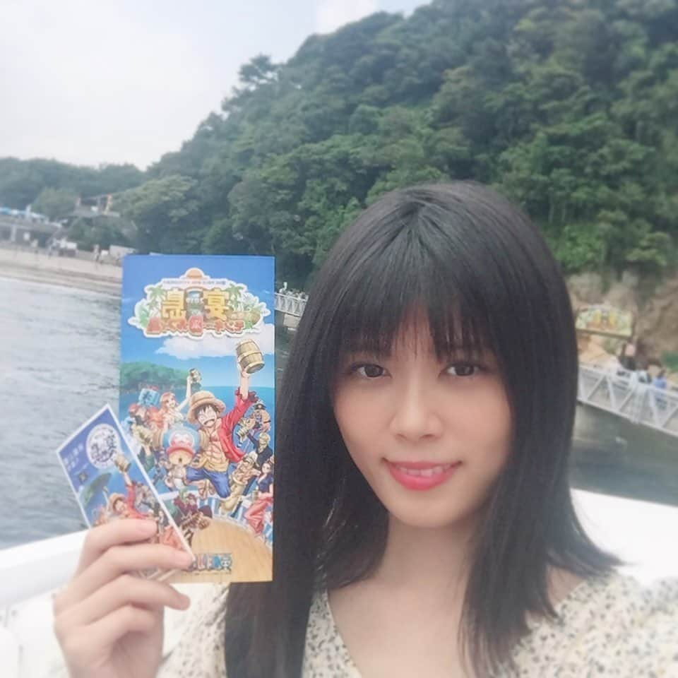 シュアン（施鈺萱）さんのインスタグラム写真 - (シュアン（施鈺萱）Instagram)「・ ・ 這個夏天終於去海邊了🏖️🥰 東京灣上的無人島・猿島現在跟航海王合作！！ 島上滿滿的航海王❤️ 島的名稱直接改蒙奇・D・魯夫島！ 邊看史跡邊集航海王電子印章 風景又超美🏖️ 這裡的史跡也有天空之城的稱號😮 邊工作邊取材邊玩樂，最高🥰 盡情期待漫人志的採訪影片！ ・ 念願の海！！！ 今日は無人島・猿島の取材しに行きました！！ ワンピースとコラボして、 宴島になりました🏖️ いっぱいワンピース❤️❤️ デジタルスタンプラリーを集めながら、島の史跡を回る🎶 最高でした🥰漫人志の取材動画をお楽しみにー！！ ・ #猿島 #無人島 #ワンピース #ルフィ島 #ルフィ #水着 #令和最初の夏 #夏 #宴島2019 #海 #ポニテール #施鈺萱 #シュアン」8月26日 21時30分 - ts_hsuan