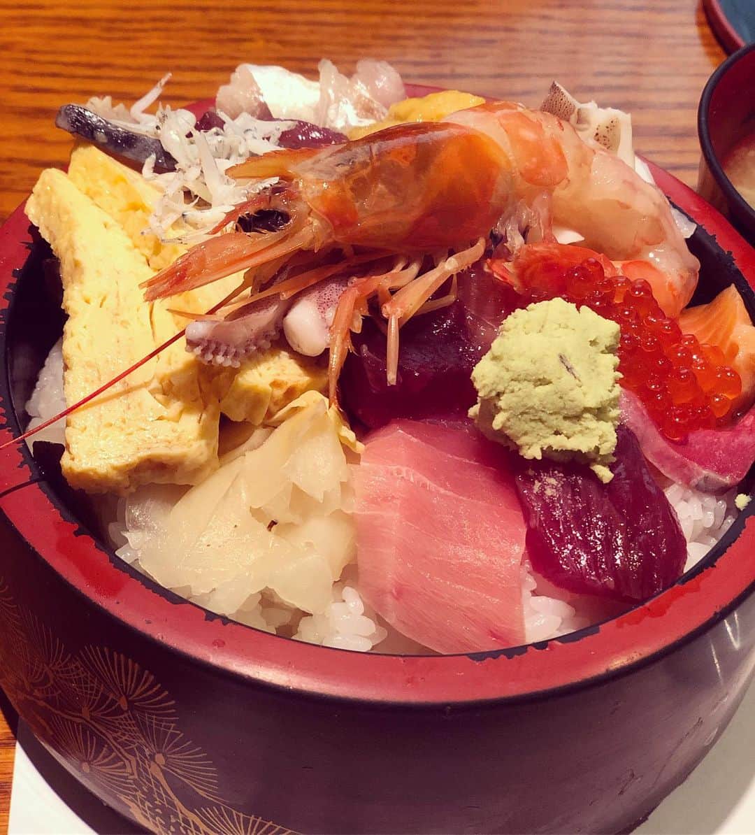 はまやねんさんのインスタグラム写真 - (はまやねんInstagram)「これもこれとて大宮の合間だよおおお！ 大宮の合間は美味しいものがいっぱい食べれるよー！！！ お兄ちゃんと食べました！！！ #海鮮丼 #埼玉 #大宮 #劇場 #マテンロウ #大トニー さん #合間ご飯 #グルメ #lunch #Hamaログ #酢飯 #好き #美味すぎ #夏」8月26日 21時31分 - hamayanen0310