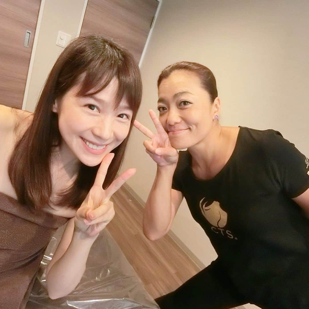 相沢まきさんのインスタグラム写真 - (相沢まきInstagram)「予約の取れないお店には理由があるんだとしみじみ。 令和1番の極楽タイム。 先月から楽しみにしていた @y.iwasa の施術💆‍♀️ 技術が素晴らし過ぎて弟子入り志願😁 真剣にスクール通わせてもらうか検討中🤔 この手技、身につけたい  #レミュー青山店 #キュアトリートメントサロンレミュー #岩佐由美 先生 #たまにのご褒美 #オーダーメイドエステ #顔の薄さはスルーして下さい #マツエクが無いと寂しい」8月26日 21時33分 - maki_aizawa0414