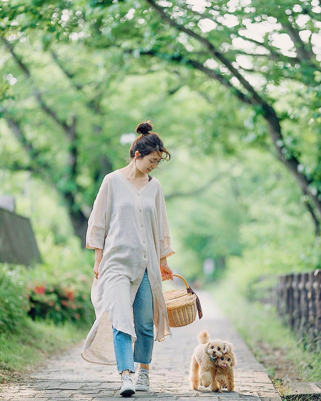 mikicoco00のインスタグラム：「* * * ぴったり🐶🐶♥︎ * ロ－ストビ－フサンド🥪 狙われてた😮笑 * * 今の時期ピッタリシャツワンピ💁‍♀️ #pairmanon * 涼しくなったらまた一緒に 出かけたい🤗🍐🍁 * * * * #お出掛け#ピクニック#川#緑 #犬#愛犬#あんめる#癒し#dog#お散歩 #シャツワンピース#べージュ #カジュアル#デニム#眼鏡 #ローストビーフサンド#パン好き」