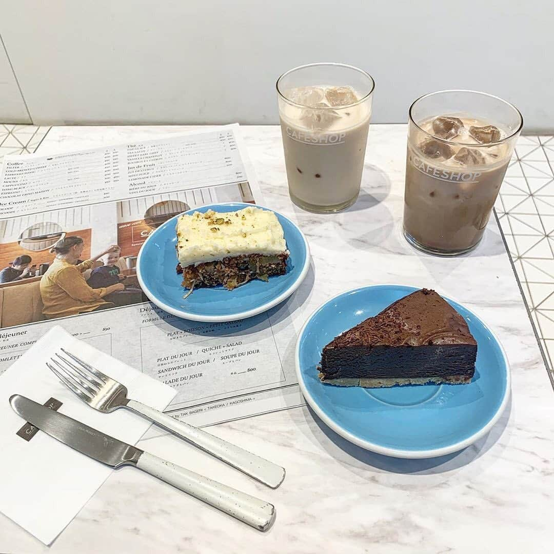 isutaさんのインスタグラム写真 - (isutaInstagram)「. 鹿児島にあるカフェ「CAFESHOP」をご紹介♡ . サラダやトーストメニューから、焼き菓子やアイスなどのスイーツメニューまで豊富に揃っています！ . カフェ内にショップが併設されているので、オリジナルグッズの販売もしているんです♩ . キャッチーなキャラクターが描かれたトートバッグやTシャツは見逃せませんよ♡ . 風通しがよく居心地の良いカフェなので、つい長居しちゃうこと間違いなし！ . isutaのwebサイトでは、おすすめのコーデから可愛いカフェまでたくさんの情報をお届けしています！ また、isutaのオリジナルグッズも販売中！ぜひisutaのwebサイトからチェックしてみてください♩  ________ CAFESHOP access：鹿児島県鹿児島市中町2-2バンボーテ1F open：8:00-20:00(金曜・土曜 〜22:00） ________ Photo by @satsuki__1394  @aya___ten  @fraise19 . #isuta #isutapic #isutacafe #イスタ #isuta_鹿児島カフェ #カフェ」8月26日 21時44分 - isuta_jp