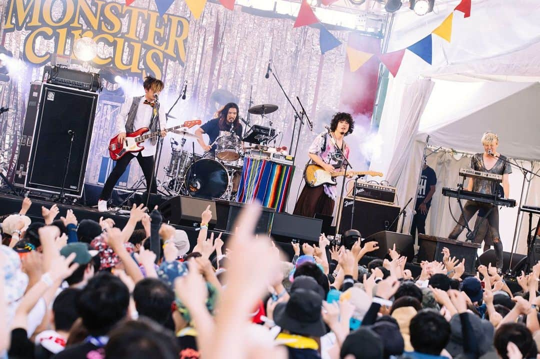 長島涼平さんのインスタグラム写真 - (長島涼平Instagram)「モンバスの余韻がまだ残ってますが、気づけば個人的にはライジング、サマソニあたりからほぼ毎日ライブしてて、モンバスで一旦一区切り。あざました。全国各地で美味いもの食えました。  ちなみに。これ飲んでる時の音は『チュー』ではなく『ズゾゾゾゾ』です。  photo by @tamaishingo22  #monsterbash2019 #モンバス #thetelephones #BRADIO」8月26日 21時39分 - ryoheeey