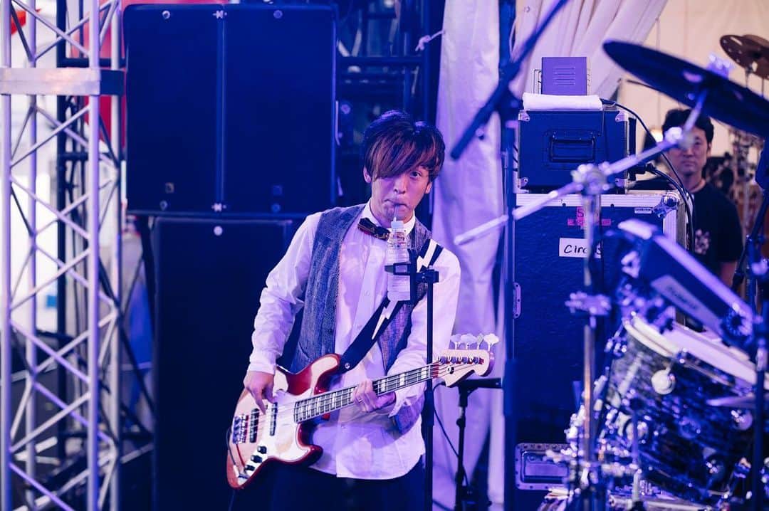 長島涼平のインスタグラム：「モンバスの余韻がまだ残ってますが、気づけば個人的にはライジング、サマソニあたりからほぼ毎日ライブしてて、モンバスで一旦一区切り。あざました。全国各地で美味いもの食えました。  ちなみに。これ飲んでる時の音は『チュー』ではなく『ズゾゾゾゾ』です。  photo by @tamaishingo22  #monsterbash2019 #モンバス #thetelephones #BRADIO」