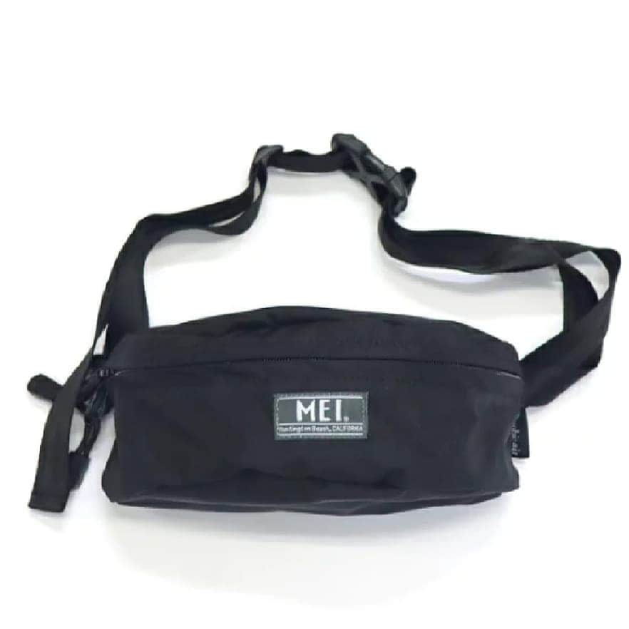 のインスタグラム：「•﻿ •﻿ ▶MINIMUM BODYBAG◀ ﻿ ﻿検索🔍mei-000-191502  コーデの邪魔をしないコンパクトの ボディーバッグ♩♩ マチはしっかりとあるので、 小ぶりでも◎  MEIのアイテムは全品﻿ 送料無料🚚🚚﻿ ﻿ ﻿  #mei #mei_bag #meibag #bag #fes #camp#event #バッグ #フェス #キャンプ #公園 #shoping #chillout #picnic #ピクニック#outdoor  #アウトドア#登山#メンズライク#ボディバッグ#ウ肩掛けバッグ」