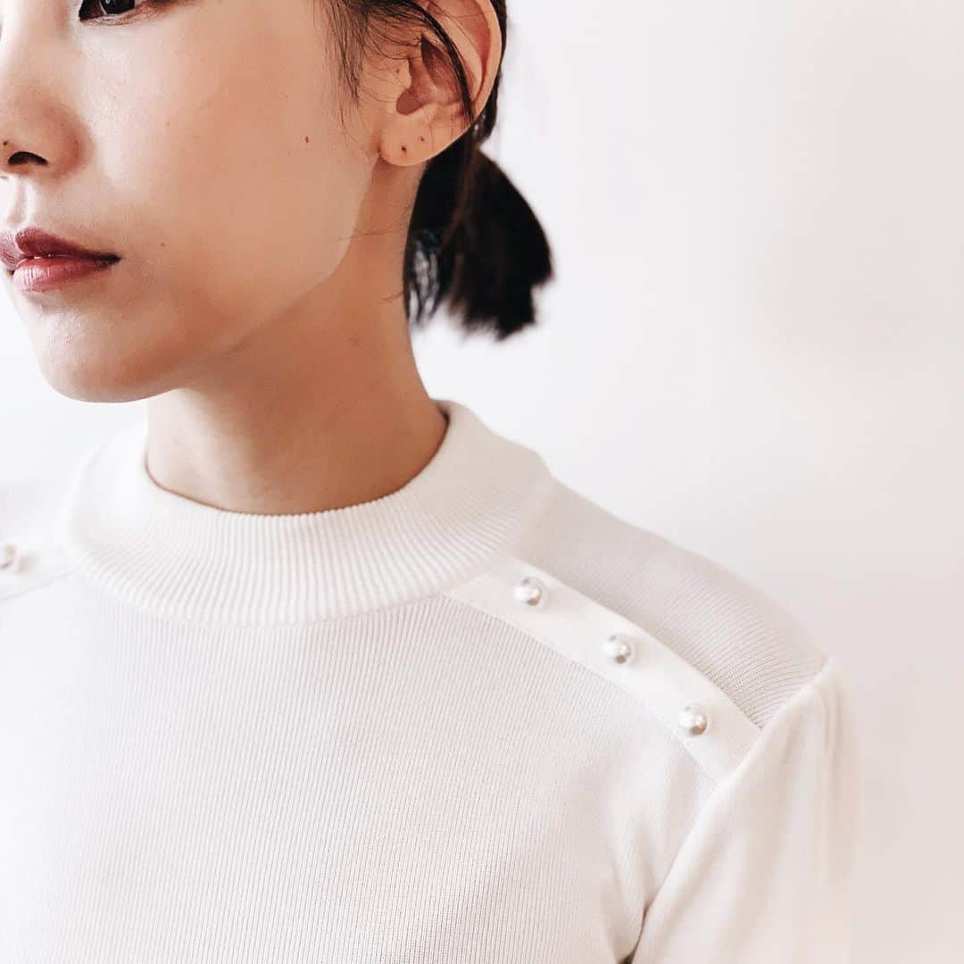 BORDERS at BALCONYのインスタグラム：「先週の金曜日から販売スタートの「PEARL TOP」はボディーラインが綺麗にみえる定番ニットです。  サラッとしたレーヨン素材は晩夏から重宝します。⁠⠀ どんなボトムでも相性抜群なので、ぜひ今季のコーディネートに取り入れてみてください。⁠⠀」