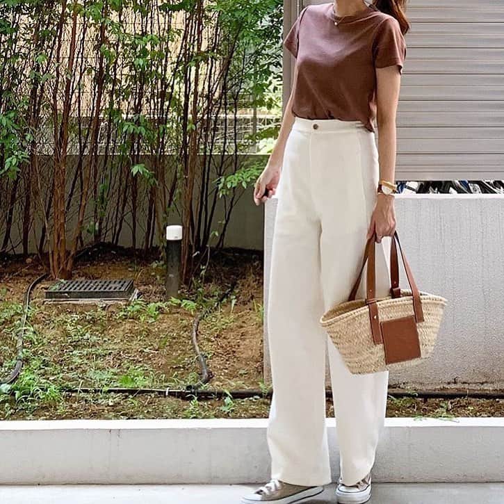 Locariのインスタグラム：「トレンドカラーのブラウンを取り入れて先取りコーデ✨ Tシャツのカラーをより引き立たせてくれるホワイトパンツとの着こなしが素敵な @hana.7jo  さん♡ . . . #コーデ #今日のコーデ #コーディネート #ファッションコーデ #ママコーデ #プチプラコーデ #シンプルコーデ #カジュアルコーデ #大人コーデ #リンクコーデ #秋コーデ #着回しコーデ #アラフォーコーデ #きれいめコーデ #コーディネート部」