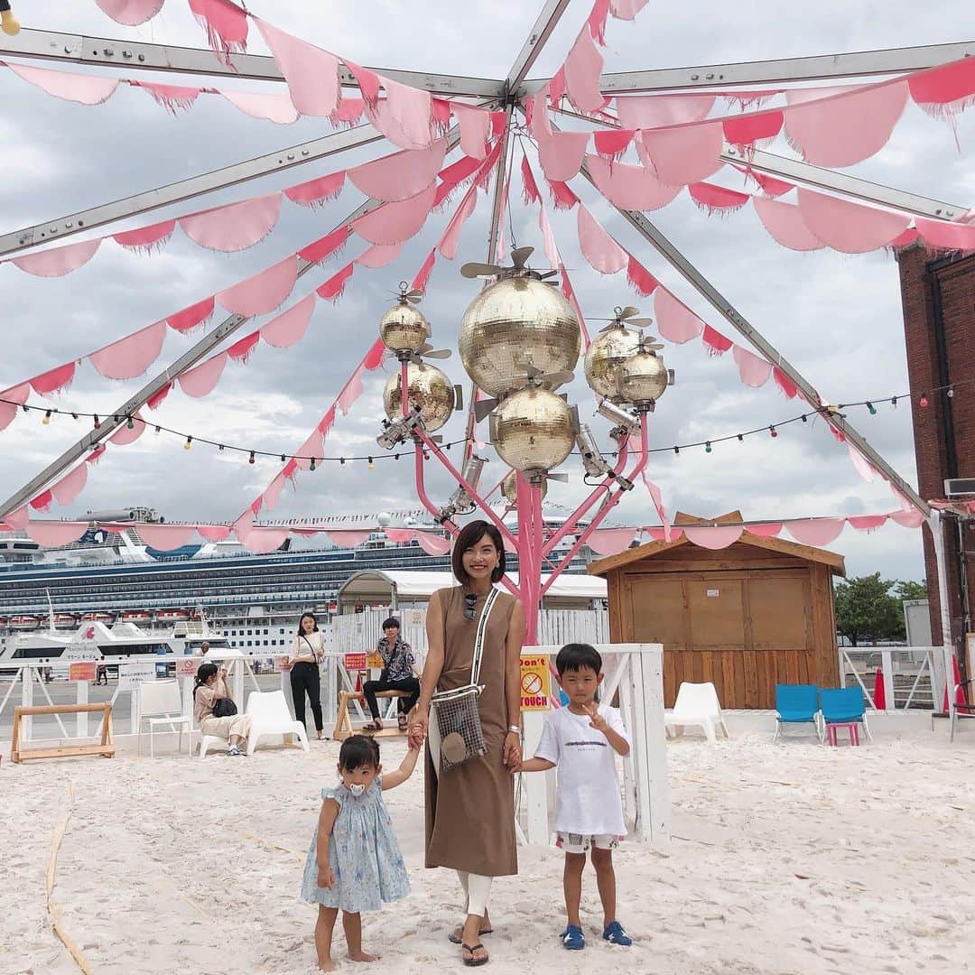 黒宮ニイナのインスタグラム：「先週、横浜にドライブに行ったら 楽しそうなイベントやってました😄 可愛いピンク色のお店が並んでていたるところにハンモックやブランコが置いてあって子どもは取り合いながら大喜び👦🏻🧒🏻💕 奥に行くと一面砂浜が広がっていて可愛い椅子がたくさん✨本当にbeachのようにみんな寛いでた🎶 もうずっと遊んでて何時間滞在したか😅 こういう雰囲気ママも好きだから好きなだけ居られるし、何よりふたりが楽しんでくれて良かった🥰💗 #横浜 #赤レンガ倉庫 #redbrickbeach #おでかけ #兄妹 #3歳差兄妹 #夏休み #2児ママ #2人育児 #ママ #mama #mamalife」