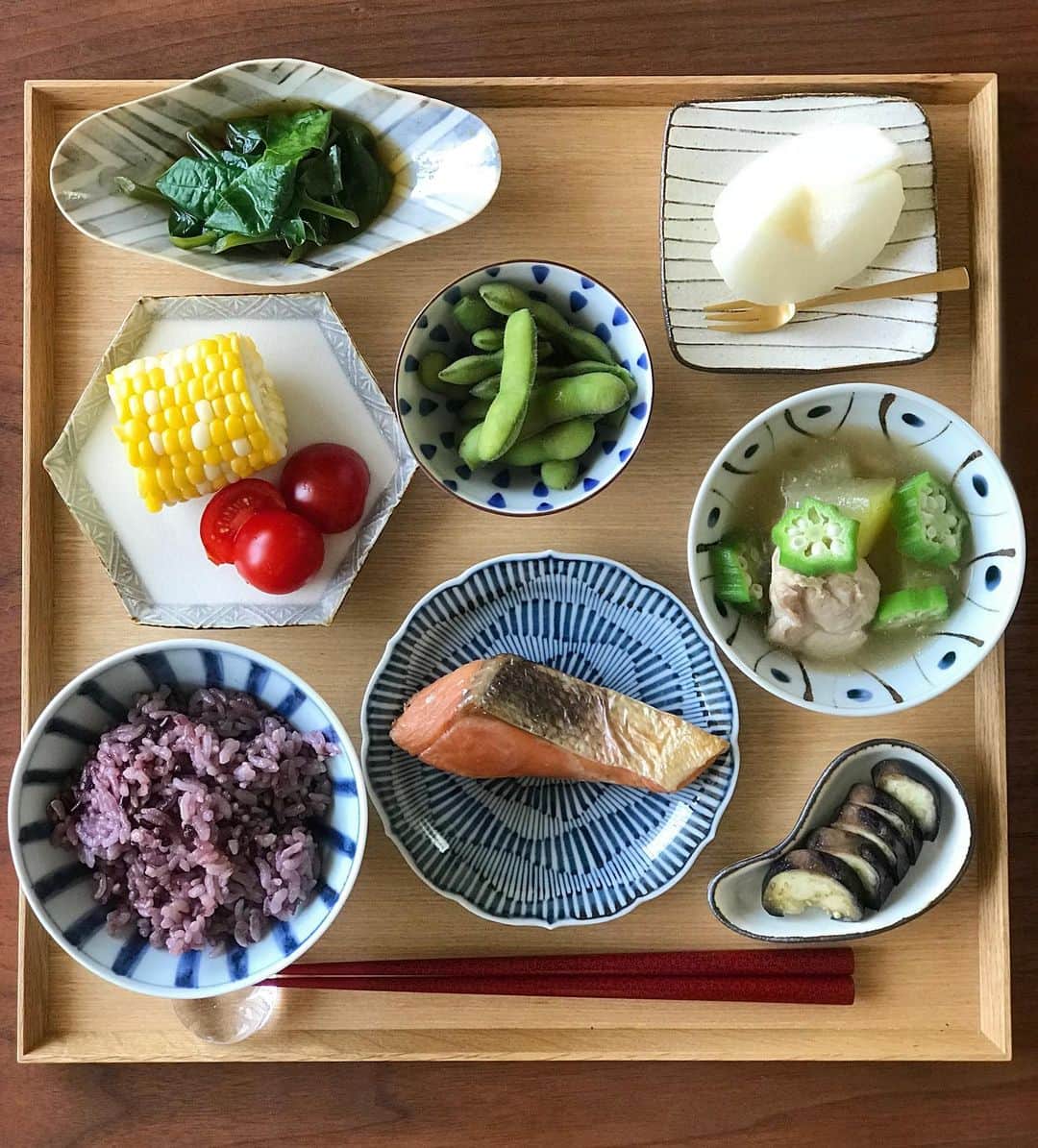kokochiyoiさんのインスタグラム写真 - (kokochiyoiInstagram)「2019/08/26 月曜日の#お昼ごはん。 #雑穀ごはん、塩鮭焼き、 オクラと#鶏肉と冬瓜の煮物、 蒸しとうもろこし、プチトマト、 つるむらさきのおひたし、 枝豆、茄子のぬか漬け、 大好きな梨♡ ✳︎ ✳︎ ✳︎ 今日は夏野菜特集。 そして私の好きなものばかり。 野菜のほとんどは、 @coconomi_141 の#無農薬野菜(2枚目)です。 オクラ(八代)と、 プチトマト(#ラブリーさくら)は、 思わず「え!!甘〜い!!」と言っちゃうおいしさ。 間違いなくラブリーです！ とうもろこしは、 シャクシャクジューシー。 息子と一緒に「おいしい〜!!」を 連呼しました。 つるむらさきはクセが絶妙な夏の味♡ ✳︎ ✳︎ ✳︎ お腹いっぱい野菜をいただきました。 ごちそうさまでした。」8月26日 21時53分 - kokochiyoi
