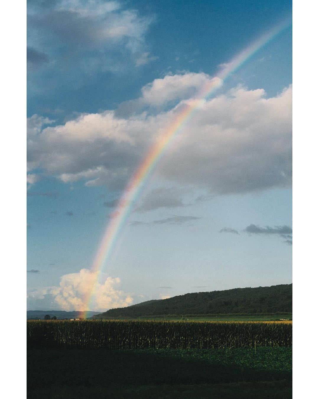 GENTAのインスタグラム：「🌈 Have you ever seen a rainbow so big that you can cross it? 北海道に来ています。 夕立の後にとても大きな虹を見ました。」
