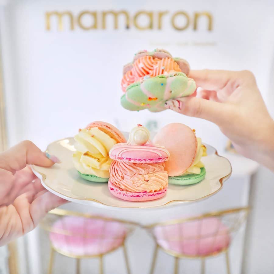 のインスタグラム：「💒🍰🐚🦋💕﻿ ﻿ ﻿ 行ってみたかった新大久保にあるカフェ﻿ マカロン専門店のmamaron💒💗💕﻿ ﻿ いろんな味や見た目のマカロンがあって﻿ すっごく可愛かった〜〜😍！！﻿ シェルの形のマカロンは特に珍しいよね🐚💓﻿ あと、すいかミルクが意外にも超おいしい🥛🍉﻿ ﻿ 椅子が蝶々の形なのもつぼ〜🥺🦋✨﻿ ﻿ ﻿ #mamaron#cutesweets#tokyocafe#japanesesweets#instasweets#strawberrysweets#マカロン#東京カフェ#新宿カフェ#新大久保カフェ#新大久保#カフェ巡り#フォトジェニック#ママロン#먹스타그램#카페#데일리#마카론#スイーツ女子#スイーツ部#スイーツ巡り#みいきのカフェめぐり☕️🍰」