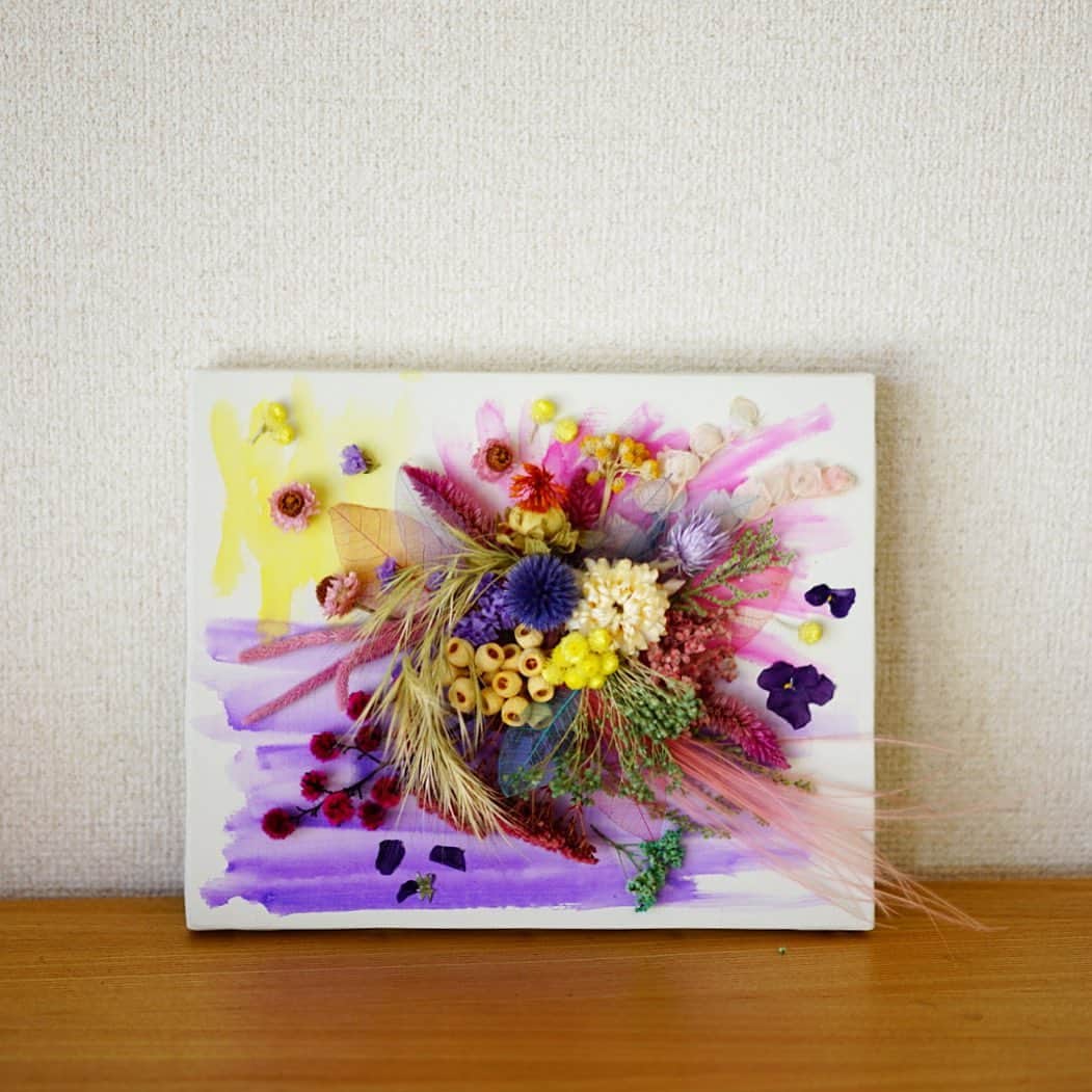 のインスタグラム：「guiで8月に開催していた"Summer museum"は明日27日までの開催となりました。たくさんのご注文ありがとうございました。 すでにたくさんの作品が完売となっていてギャラリーに残っているものはわずかとなりました。 今回のギャラリーに出店したのは、guiの若手ディレクター陣のひらめきで生まれた作品たち。みんなのアイデアが面白くて、私自身とても楽しませてもらいました！ Drawing flowerは、絵を楽しむように花を楽しんでもらえたら。と、宮川ディレクターが手がけた作品で、今回のために手がけた作品はたくさんもらわれていきました。8月頭に開催したワークショップも大盛況で素敵な作品が生まれました。 ほんのり涼しさが感じられて、夏から次の季節へと移ろっているのを感じます。市場でも秋の草花もどんどん登場しています。guiもたくさんの場所にお花をお届けして、たくさん方に「花と共に生きる」幸せや喜びに触れてもらいたいです。年末まで、たくさん楽しいイベントを企画しますのでよろしくお願いいたします。 . @gui.flower  #guiflower #drawingflower」