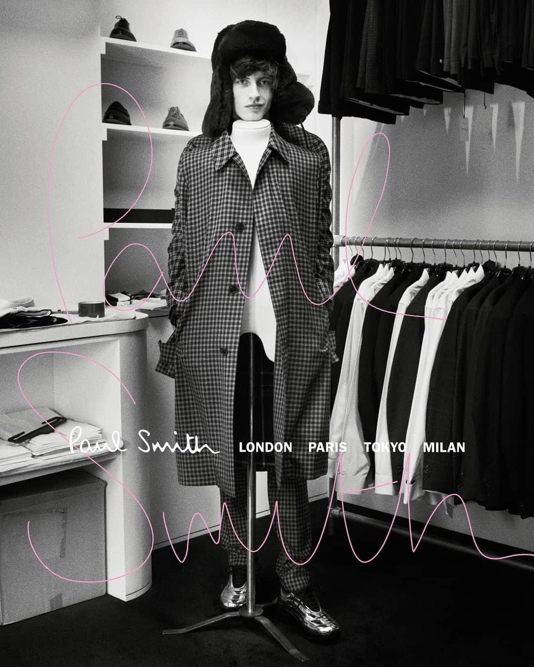 のインスタグラム：「Head to the link in our bio to read about the #PaulSmithAW19 campaign.  #PaulSmith #coat #hat #check #menswear」
