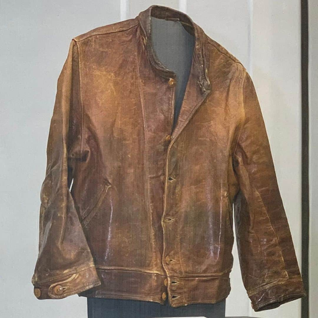 アルベルト・アインシュタインさんのインスタグラム写真 - (アルベルト・アインシュタインInstagram)「Einstein’s iconic leather jacket. #GeniusIsCool」8月26日 22時00分 - alberteinstein