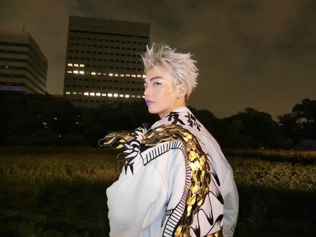 poledancer RYOTAさんのインスタグラム写真 - (poledancer RYOTAInstagram)「🏯🐉 Costume by @junko_koshino_official  Hair&Makeup by @miekoueda1958 photo by @masami_981 #浜離宮恩賜庭園 #junkokoshino #浜離宮 #大江戸ええど #浜離宮大江戸文化芸術祭2019 #ジュンココシノ #江戸 #花魁 #夏 #祭り #kimono #fashion #stage #fashionshow #designer #着物 #和装 #和柄 #photography #japan」8月26日 22時01分 - kogepiii