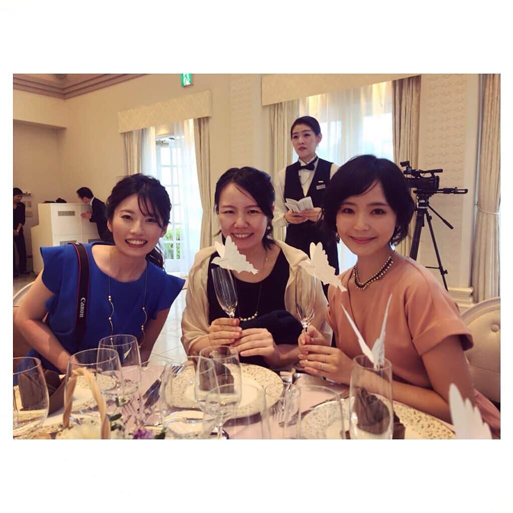 さやさんのインスタグラム写真 - (さやInstagram)「高校の部活同期の 結婚式でした😌♥︎ #結婚式コーデ ・ one-piece. @lialapg pumps. #jimmychoo  bag. #rebeccaminkoff  necklace. #naturalbeautybasic  pierce. #museandco ・ ワンピースは袖があるので 羽織なく1枚で。小物は黒系で統一しました。 ワンピース 色はピンクで可愛いらしく シルエットはカシュクール&タイトめスリットで大人らしく 絶妙なバランスです｡ﾟ(ﾟ´ω`ﾟ)ﾟ｡ 着た姿を本当に綺麗に見せてくれます……! ただ 全身写真が3枚めのものくらいしかなかった😶💦 幹事&司会で走り回ってたから リボンがほどけかけてるし😶💦 (最初は画像2枚めみたいな感じで結んでいました) ・ ・ ・ 部活同期の結婚式では ある同期主導で いつもアルバムかムービーのサプライズプレゼントを用意するのですが 今回のムービーが本当に素敵で｡ﾟ(ﾟ´ω`ﾟ)ﾟ｡感動して涙が……!笑 載せたのは一部(4分の1くらい)です。お仕事も全然映像関係じゃないのに こんなムービーが作れるなんてすごいなぁ😳 ・ lpg312-0540 #結婚式 #お呼ばれコーデ #パーティーコーデ #ワンピースコーデ #lialapg #liala_fashion #pr #ビジューアクセサリー #ショートヘア #同期 #サプライズムービー」8月26日 22時10分 - saya_wear