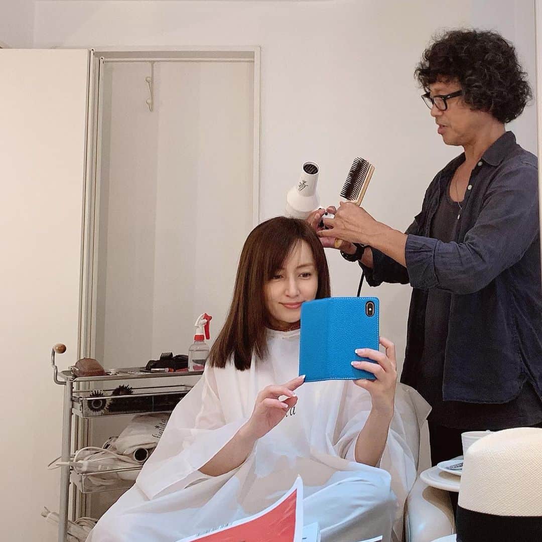 矢田亜希子さんのインスタグラム写真 - (矢田亜希子Instagram)「息子と美容院へ。ヘアカットは2人とももうずっと松本さんにお任せ。慎重に計算された絶妙カットです。前髪はいろいろアレンジできるように絶妙なバランスにしてくれる。 #フィオリスタ#fiorista#表参道#美容院#松本さん#前髪#ヘアカット」8月26日 22時10分 - akiko_yada