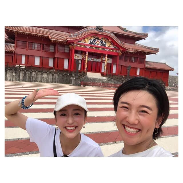 早乙女わかばさんのインスタグラム写真 - (早乙女わかばInstagram)「.﻿ 🌺沖縄🌺 With あんな﻿ ﻿ あんなこと風馬翔と沖縄へ🌺✈️✨﻿ それぞれの母も共に母娘4人女子旅💕﻿ ﻿ 沖縄が〝我がhome〟と言ってもいいほど沖縄を知り尽くしてるあんなが案内してくれました☺️﻿ ﻿ まずは首里城から✨✨✨﻿ ﻿ 首里城前にて張り切って﻿ 「ちゃかーしー！！！！！」﻿ とポーズをとったものの。。﻿ ﻿ 「ちゃかーしーちゃうで！かちゃーしー！」﻿ とあんなのツッコミが😂😂😂﻿ ﻿ それに爆笑する数枚もお届けします😂😂😂﻿ ﻿ 首里城内で観れる琉球舞踊も観ました‼️﻿ 日本舞踊でもない、また新たな踊り‼️﻿ ﻿ 首里城近くにある沖縄の世界遺産『琉球王国のグスク及び関連遺産群』の一つ☝🏻「國比屋武御獄石門」も見ることが出来ました👀✨﻿ 首里城そのものは世界遺産ではないのです⚠️登録は「首里城跡」であり、復元された建物や城壁は世界遺産ではないと‼️﻿ 世界遺産を勉強するまで知りませんでした😅﻿ ﻿ 気心の知れた同期そしてその母との旅行は最高😆💕✨﻿ ﻿ わかばtrip✈️in沖縄﻿ しばらくお付き合いください❤️﻿ ﻿ #わかばtrip﻿ #沖縄﻿ #首里城﻿ #琉球王国﻿ #世界遺産﻿ #同期親子﻿ #かちゃーしー」8月26日 22時04分 - s_wakaba.94