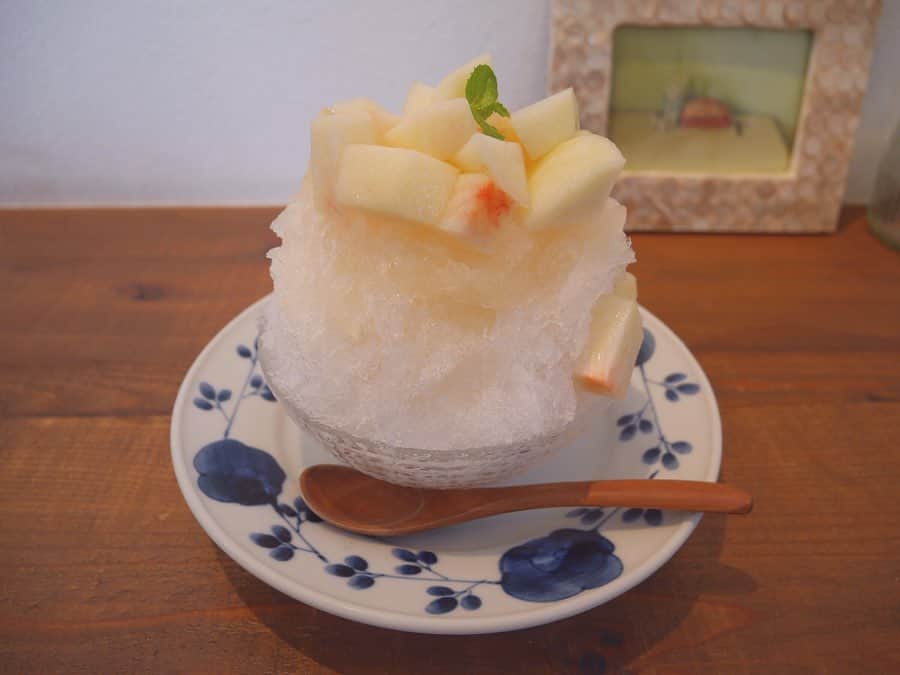 本島莉々果さんのインスタグラム写真 - (本島莉々果Instagram)「⋆⑅ ⋆⑅ ⋆⑅ Cafe Lapin 🍑ももづくしスペシャル 🍯はちみつ&かんきつ ⋆⑅ 8月1日〜4日のかき氷の日限定🍧 奥秩父の氷に自家製シロップ 桃たっぷりで美味しかった〜 はちみつにかんきつの組み合わせも最高でした✨ ⋆⑅ ⋆⑅ #食堂cafelapin #食堂カフェラパン #ももづくしスペシャル #はちみつアンドかんきつ #自家製シロップ #かき氷 #🍧 #かき氷の日 #カフェ巡り #cafe巡り #岩槻カフェ #岩槻cafe #岩槻 #iwatsuki #埼玉 #saitama」8月26日 22時05分 - motoshimaririka