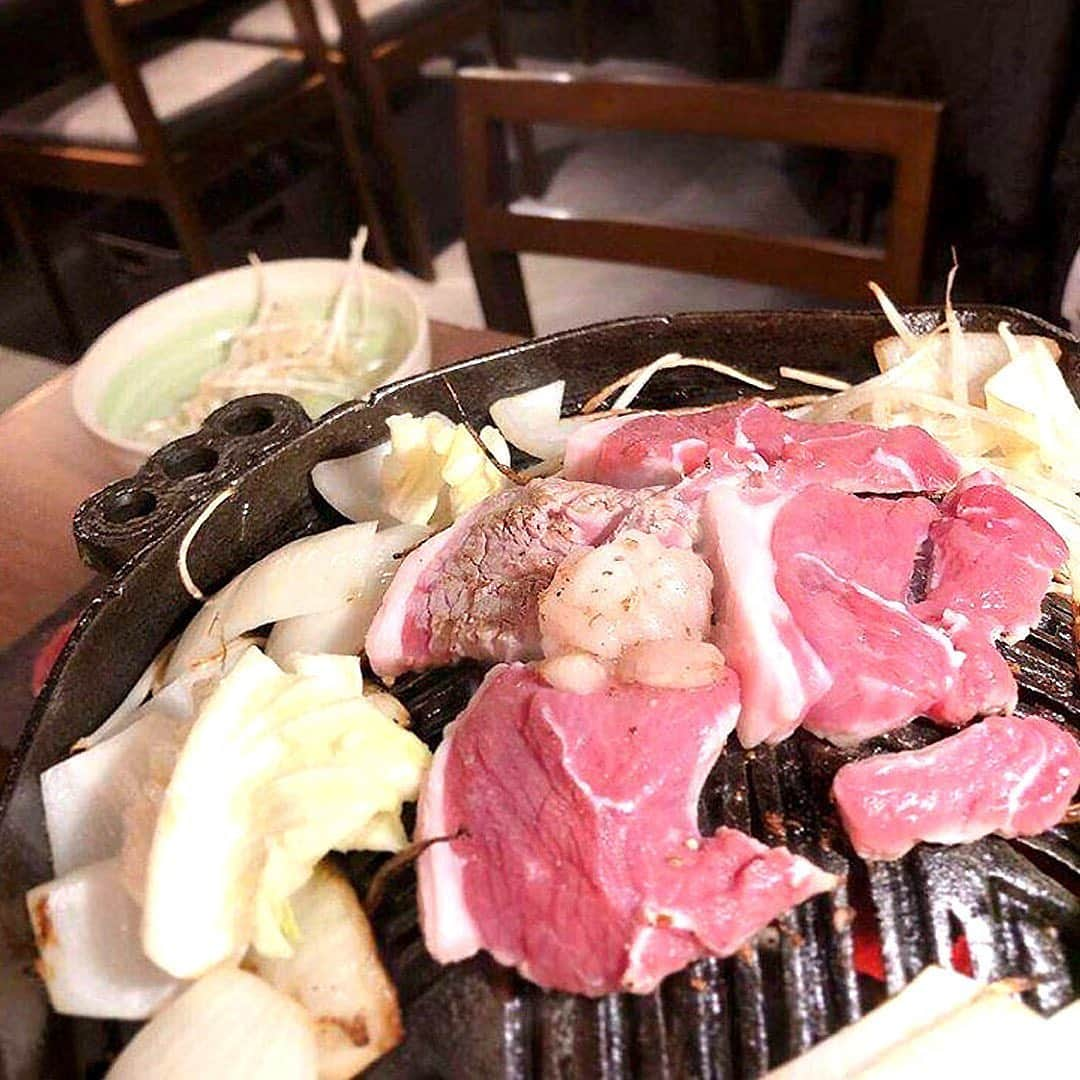 東京カレンダーさんのインスタグラム写真 - (東京カレンダーInstagram)「インスタにあげたお肉、見せてください！グルメ美女のとっておきのお肉⑤ 1】@tokusaki_golf /とくさき 『しゃぶしゃぶ 焼肉食べ放題 めり乃 銀座店』 「ラムしゃぶにわたあめ！？という驚きで大興奮。みんなで写真を撮りまくった思い出が（笑）。隠し味としてお鍋に入れるのですが、瞬く間に溶けるので、動画映えも抜群。 銀座4丁目交差点からすぐでアクセスもよく、会社帰りに行きやすいのもいいですね」 ■店舗概要  住所：中央区銀座4-2-12 クリスタルビル 9F  TEL：050-5269-72297 . 2】@mtmt0503 /まつもとなおこ 『ジンギスカン霧島 水道橋店』 「ジンギスカンが大好きなのですが、まだまだ知っているお店が少ないので、インスタで探すことも。ここも投稿を見たのがきっかけで訪問。薄切りラムヒレは、ガーリックチップ＆バターで食べる絶品メニュー。月2のペースで通ってます」 ■店舗概要  住所：千代田区神田三崎町2-20-8 FUNDES 水道橋 3F  TEL：03-3234-6655 . 3】@sonkichi0111 /そんきちグルメ散歩 『鳥しき』 「今までたくさんの焼き鳥屋に行きましたが、ここまで感動したのは初めて！すべての火入れが完璧で、一番は決められないほど。 次から次へとお客さんが“入れますか？”と尋ねて来ていたのが印象的でした。“東京一予約が困難”と言われる理由も納得」 ■店舗概要  住所：品川区上大崎2-14-12  TEL：03-3440-7656 . 4】@canana_aizu /かなログ・東京グルメ 『ジンギスカン専門店 羊一 田町・三田店』 「ダイエットしなくちゃ、と思ったらラム。ここのラムランプは適度な脂身は残しつつも、クセがないのであっさりしていて食べやすいです。 ラム肉はたくさん食べても太らないので、罪悪感なくガッツリいけるのがありがたい。露出度が高まる夏は特に（笑）」 ■店舗概要  住所：港区芝5-27-13 YA三田ビル 5F  TEL：03-6435-2947 . 5】@yumatiiiin /Yuma Hiraoka 『羊SUNRISE 麻布十番』 「今まで何人も羊嫌いを連れて行きましたが、100%羊ラブ♥になって帰宅する貴重なお店（笑）。特有の臭みはゼロだし、どのお肉もとても柔らかくて噛めば噛むほど旨みが出てきます。焼肉でなくジンギスカンで店員さんが焼いてくれるスタイルも斬新」 ■店舗概要  住所：港区麻布十番2-19-10 PIA 麻布十番Ⅱ 3F  TEL：03-6809-3953 . . 【by東カレ編集部】 #東京カレンダー #東カレ #東カレグルメ #東京グルメ #都内グルメ #tokyocalendar #肉 #肉好き #肉食女子#ラム肉 #焼肉 #ステーキ #foodie #yakiniku #tokyofood #wagyu #東カレを知らない若者に広めたい」8月26日 22時06分 - tokyocalendar