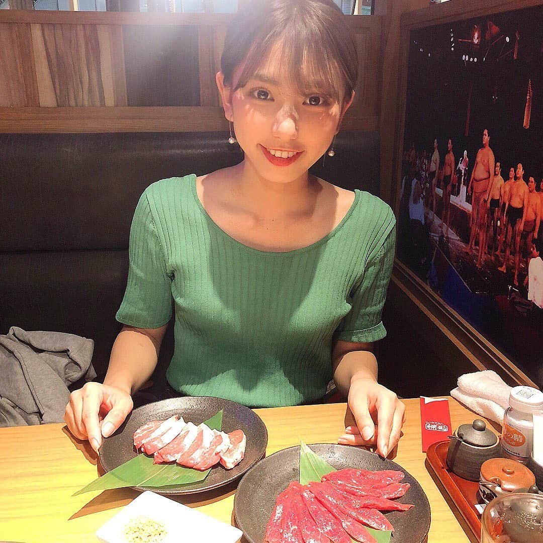 東京カレンダーさんのインスタグラム写真 - (東京カレンダーInstagram)「インスタにあげたお肉、見せてください！グルメ美女のとっておきのお肉⑤ 1】@tokusaki_golf /とくさき 『しゃぶしゃぶ 焼肉食べ放題 めり乃 銀座店』 「ラムしゃぶにわたあめ！？という驚きで大興奮。みんなで写真を撮りまくった思い出が（笑）。隠し味としてお鍋に入れるのですが、瞬く間に溶けるので、動画映えも抜群。 銀座4丁目交差点からすぐでアクセスもよく、会社帰りに行きやすいのもいいですね」 ■店舗概要  住所：中央区銀座4-2-12 クリスタルビル 9F  TEL：050-5269-72297 . 2】@mtmt0503 /まつもとなおこ 『ジンギスカン霧島 水道橋店』 「ジンギスカンが大好きなのですが、まだまだ知っているお店が少ないので、インスタで探すことも。ここも投稿を見たのがきっかけで訪問。薄切りラムヒレは、ガーリックチップ＆バターで食べる絶品メニュー。月2のペースで通ってます」 ■店舗概要  住所：千代田区神田三崎町2-20-8 FUNDES 水道橋 3F  TEL：03-3234-6655 . 3】@sonkichi0111 /そんきちグルメ散歩 『鳥しき』 「今までたくさんの焼き鳥屋に行きましたが、ここまで感動したのは初めて！すべての火入れが完璧で、一番は決められないほど。 次から次へとお客さんが“入れますか？”と尋ねて来ていたのが印象的でした。“東京一予約が困難”と言われる理由も納得」 ■店舗概要  住所：品川区上大崎2-14-12  TEL：03-3440-7656 . 4】@canana_aizu /かなログ・東京グルメ 『ジンギスカン専門店 羊一 田町・三田店』 「ダイエットしなくちゃ、と思ったらラム。ここのラムランプは適度な脂身は残しつつも、クセがないのであっさりしていて食べやすいです。 ラム肉はたくさん食べても太らないので、罪悪感なくガッツリいけるのがありがたい。露出度が高まる夏は特に（笑）」 ■店舗概要  住所：港区芝5-27-13 YA三田ビル 5F  TEL：03-6435-2947 . 5】@yumatiiiin /Yuma Hiraoka 『羊SUNRISE 麻布十番』 「今まで何人も羊嫌いを連れて行きましたが、100%羊ラブ♥になって帰宅する貴重なお店（笑）。特有の臭みはゼロだし、どのお肉もとても柔らかくて噛めば噛むほど旨みが出てきます。焼肉でなくジンギスカンで店員さんが焼いてくれるスタイルも斬新」 ■店舗概要  住所：港区麻布十番2-19-10 PIA 麻布十番Ⅱ 3F  TEL：03-6809-3953 . . 【by東カレ編集部】 #東京カレンダー #東カレ #東カレグルメ #東京グルメ #都内グルメ #tokyocalendar #肉 #肉好き #肉食女子#ラム肉 #焼肉 #ステーキ #foodie #yakiniku #tokyofood #wagyu #東カレを知らない若者に広めたい」8月26日 22時06分 - tokyocalendar