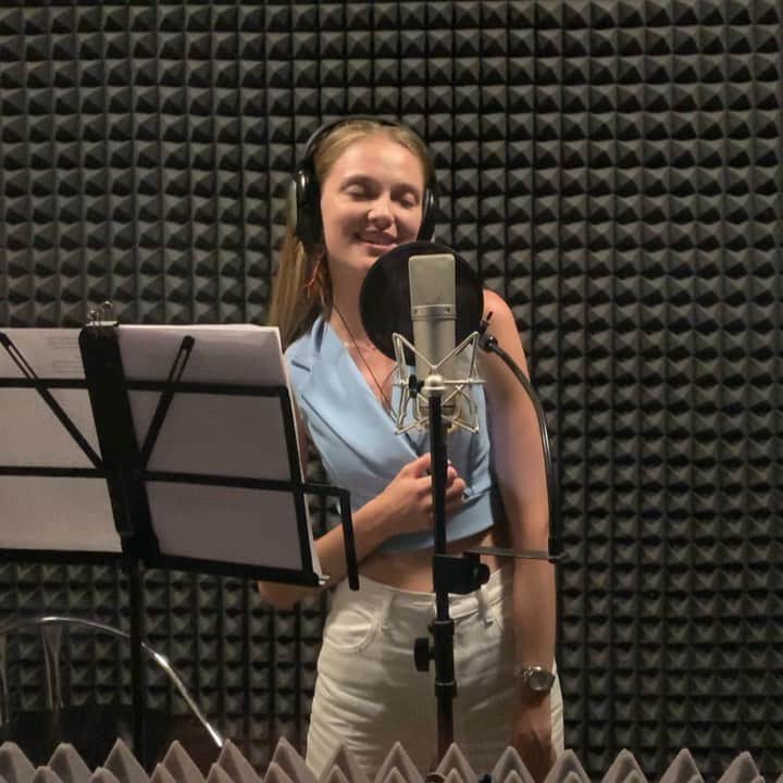 ヴラダ・ロスリャコヴァのインスタグラム：「Sooo... This trip all the way to Omsk is not only about forest and berries, but we are making something creatively exciting here with @igor_dorokhin 🎧🎤 #intheprocess #comingsoon #makeomskgreatagain #vladasinging」