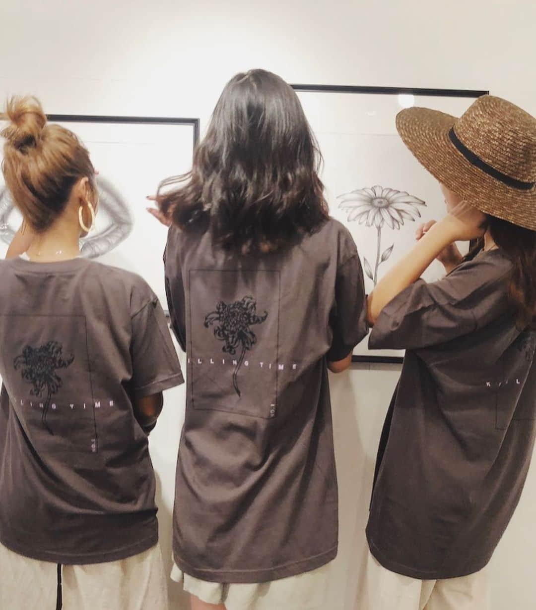 遠山茜子さんのインスタグラム写真 - (遠山茜子Instagram)「うみちゃんの個展のTシャツめっかわ♥♥ ・ ・ #tshirt#fashion#ootd#good#cute#instgood#code#ちな茜子はチャコールグレーのmサイズ#153cmでオーバーサイズになるレベル#足の傷は愛犬ちゃんに噛まれた愛の傷♥」8月26日 22時19分 - akane_016t