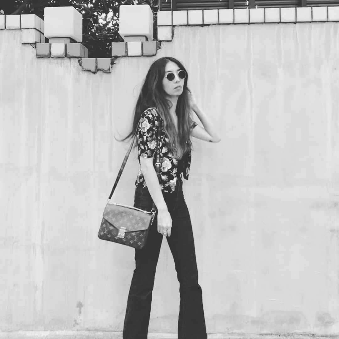 大田由香梨さんのインスタグラム写真 - (大田由香梨Instagram)「mood ❤︎❤︎❤︎ 好きなものだらけ。  #louisvuitton #flowers #flarejeans #Therow #Moussy #jeans #puffsleevesblouse #70s  #自分がオカンに見えた」8月26日 22時13分 - otayukari