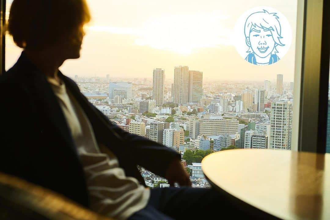 品川プリンスホテルさんのインスタグラム写真 - (品川プリンスホテルInstagram)「#ASOBIGRAM #Yosshy ーーーーーーーーーーーーーーーーーーーーーーー #横浜ドライブ に行った後は、いつものSHIZUKU LOUNGE へ。 yosshy必殺の、横浜ドライブは楽しんでくれたかな？ #ランドマークタワー を二人で見上げて、#赤レンガ倉庫 で海を眺めて。観覧車はやんわり断られたけど。お前の高所恐怖症なところも、可愛いなって思えるんだ✨ . ここから眺める夕日は、いつだって最高。 夕日と俺、どっちが眩しいかな？ ーーーーーーーーーーーーーーーーーーーーーーー #ASOBUSHINAGWA #ASOBIST 品川大好きなアソビストたちがおすすめコンテンツを投稿中✌️ #アソビスト のキャラクター紹介はストーリーズハイライトを見てね🤓 . #品川プリンスホテル #品川 #横浜デート #table9tokyo  #shinagawaprincehotel #princehotel #travellers #trip #instatravel #luxuryhotel #tokyo #japan #yokohama」8月26日 22時13分 - shinagawaprincehotel